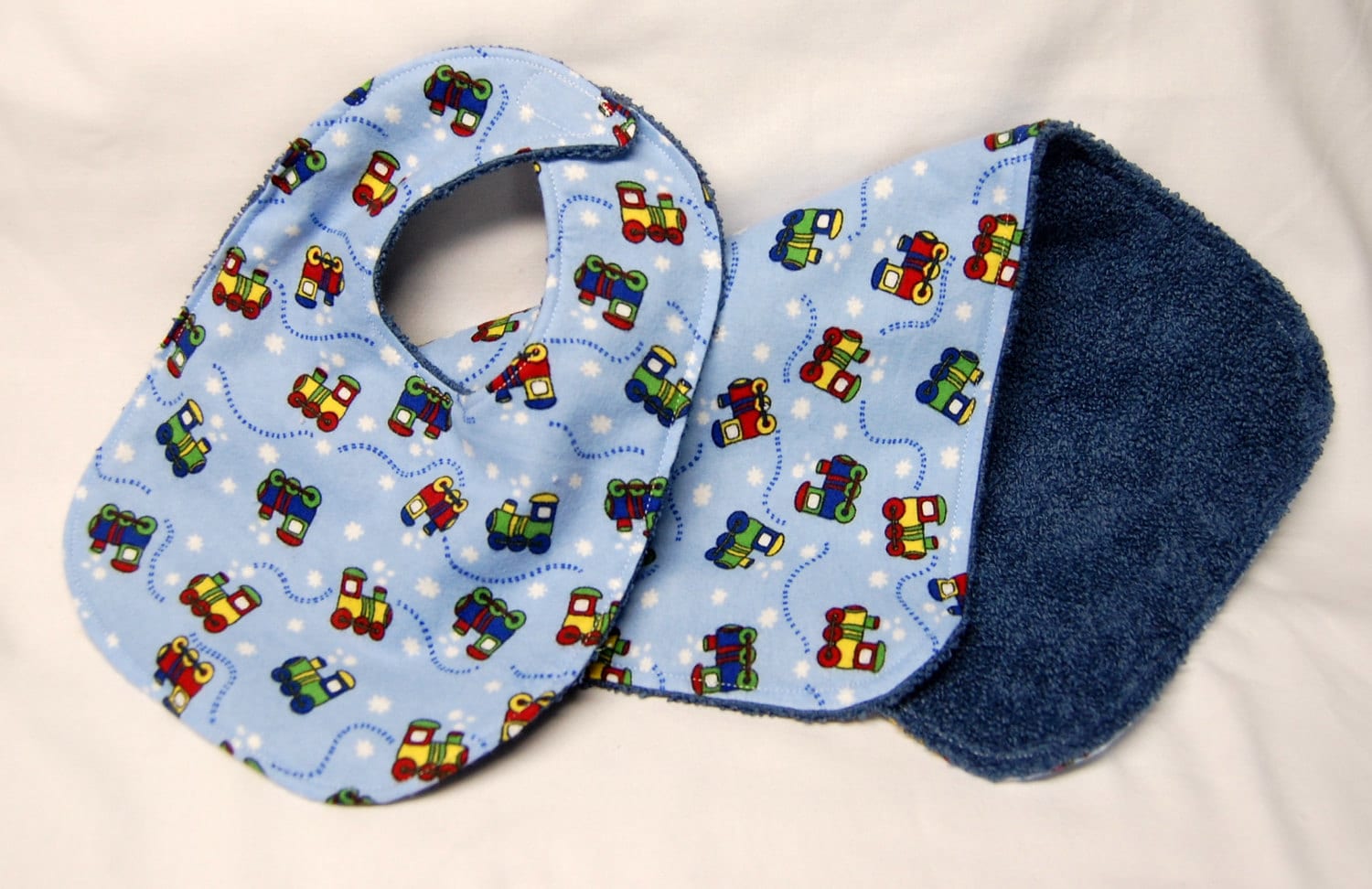 Baby-Lätzchen Und Spucktuch-Set Für Jungen, Babypartygeschenk, Willkommensgeschenk Choo Züge Auf Blau Baby-Lätzchen Und Spucktuch-Set Für Jungen, Babypartygeschenk, Willkommensgeschenk Choo Züge Auf Blau von Etsy - beyondquilts