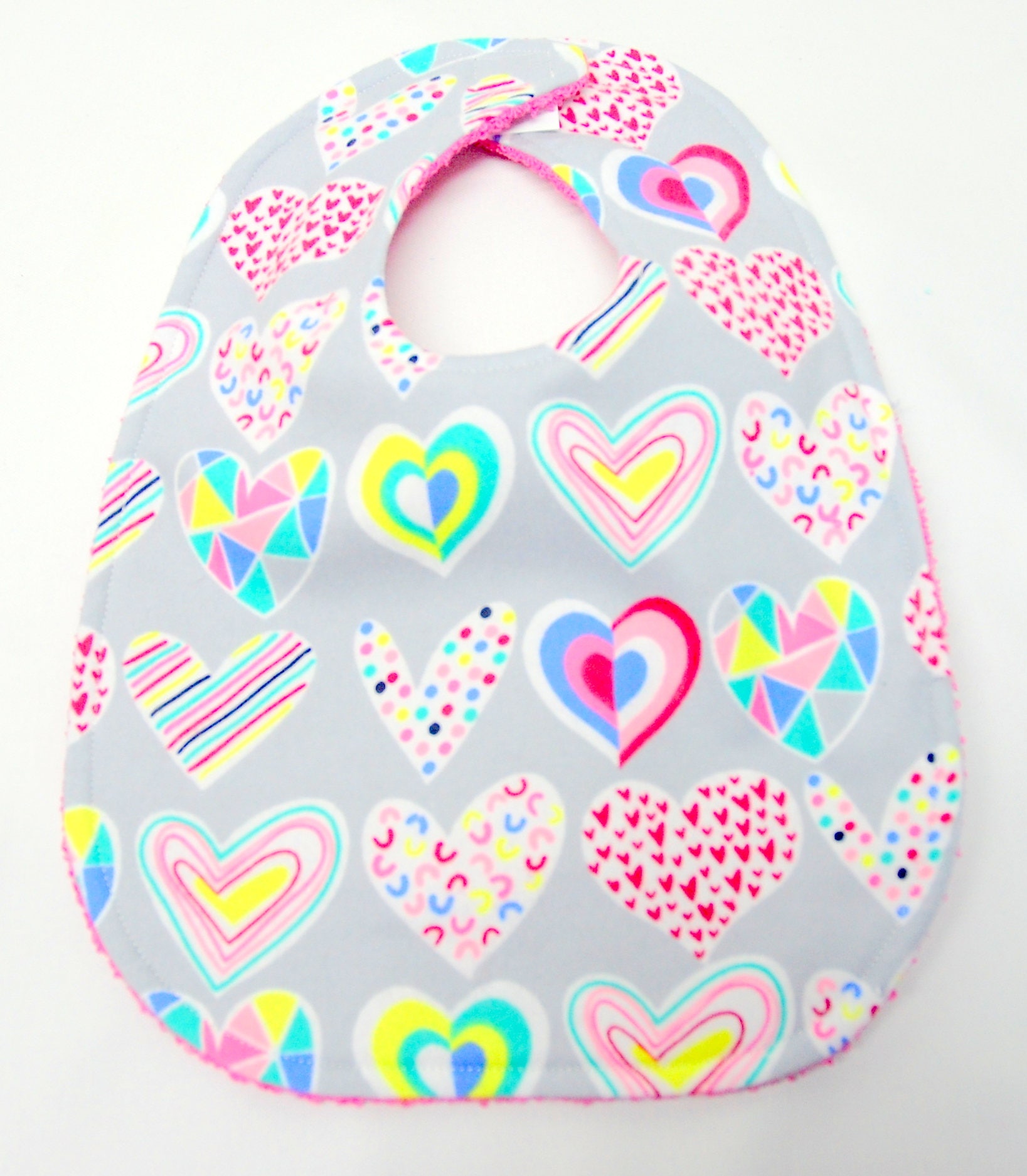 Baby-Mädchen-Lätzchen, 0-3 Monate Größe, Baby-Dusche-Geschenk, Willkommen Baby-Geschenk Bunte Gemusterte Herzen Auf Hellgrau Baby-Mädchen-Lätzchen, 0-3 Monate Größe, Baby-Dusche-Geschenk, Willkommen Baby-Geschenk Bunte Gemusterte Herzen Auf Hellgrau von Etsy - beyondquilts