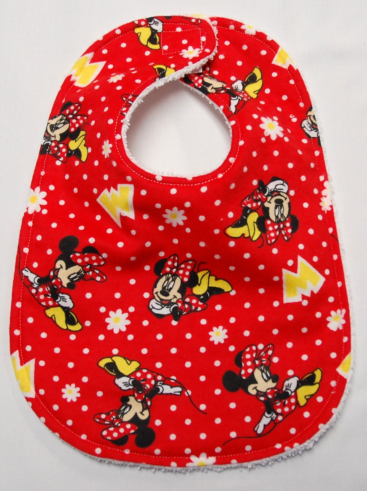 Baby Mädchen Lätzchen, Shower Geschenk, Willkommen Geschenk Minnie Maus Auf Rotem Baumwollstoff Baby Mädchen Lätzchen, Shower Geschenk, Willkommen Geschenk Minnie Maus Auf Rotem Baumwollstoff von Etsy - beyondquilts