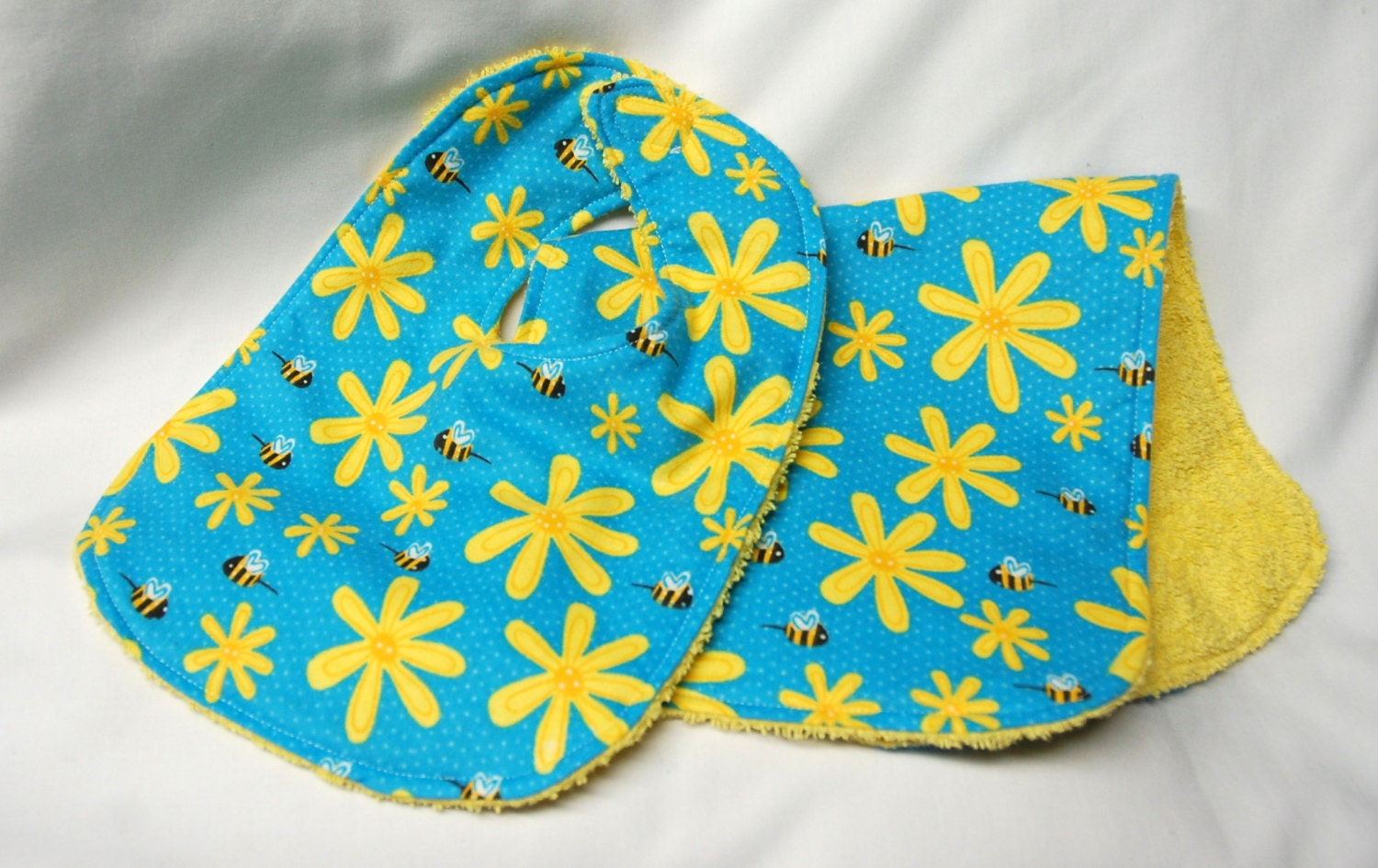 Baby Lätzchen Und Spucktuch Set Für Mädchen, Spucktuch, Shower Geschenk, Willkommensgeschenk Gelbe Gänseblümchen Bienen Auf Blau Baby Lätzchen Und Spucktuch Set Für Mädchen, Spucktuch, Shower Geschenk, Willkommensgeschenk Gelbe Gänseblümchen Bienen Auf Blau von Etsy - beyondquilts