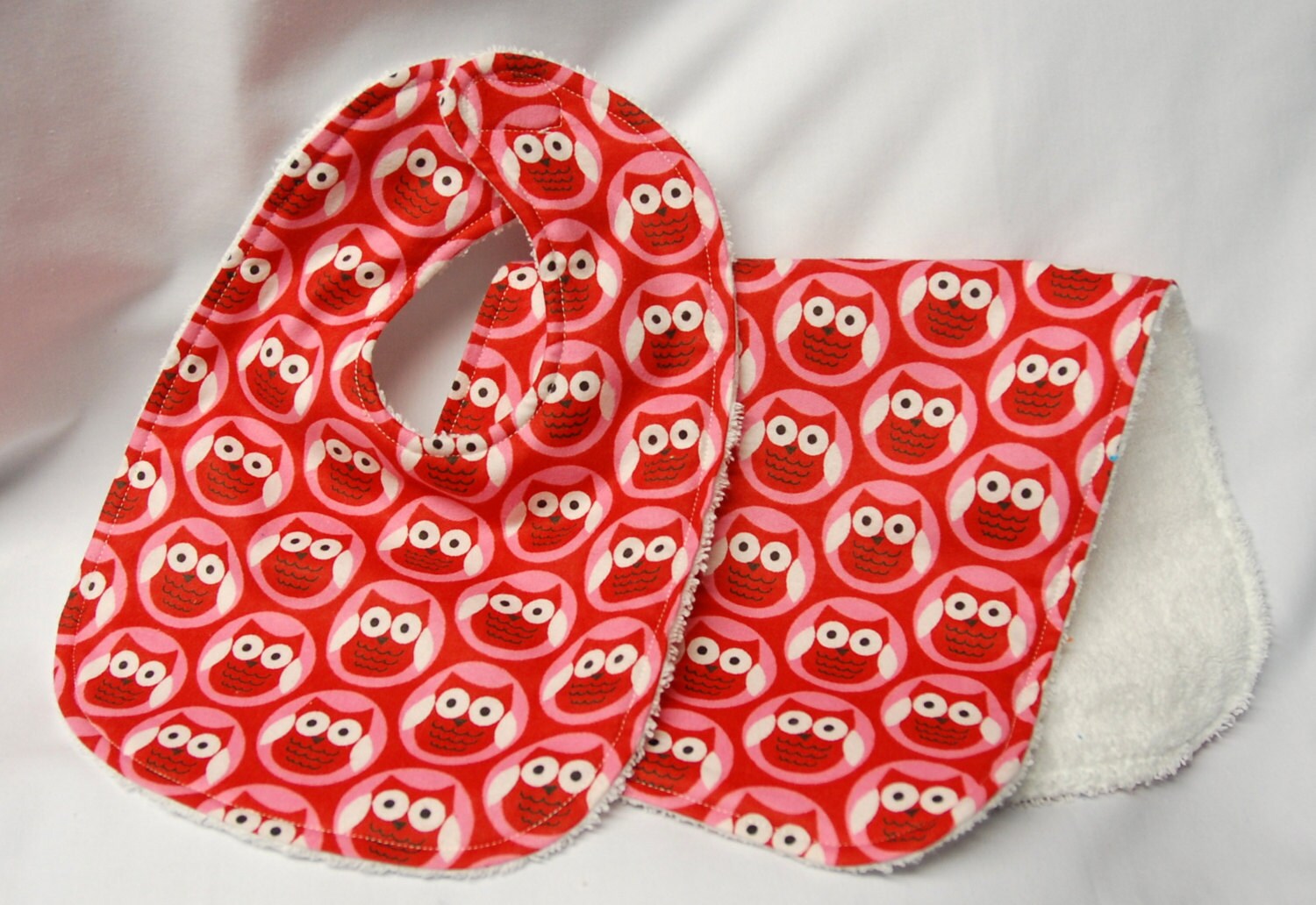Baby Mädchen Lätzchen Und Spucktuch, Shower Geschenk, Willkommens Geschenk Rote Eulen Auf Weiß Baby Mädchen Lätzchen Und Spucktuch, Shower Geschenk, Willkommens Geschenk Rote Eulen Auf Weiß von Etsy - beyondquilts