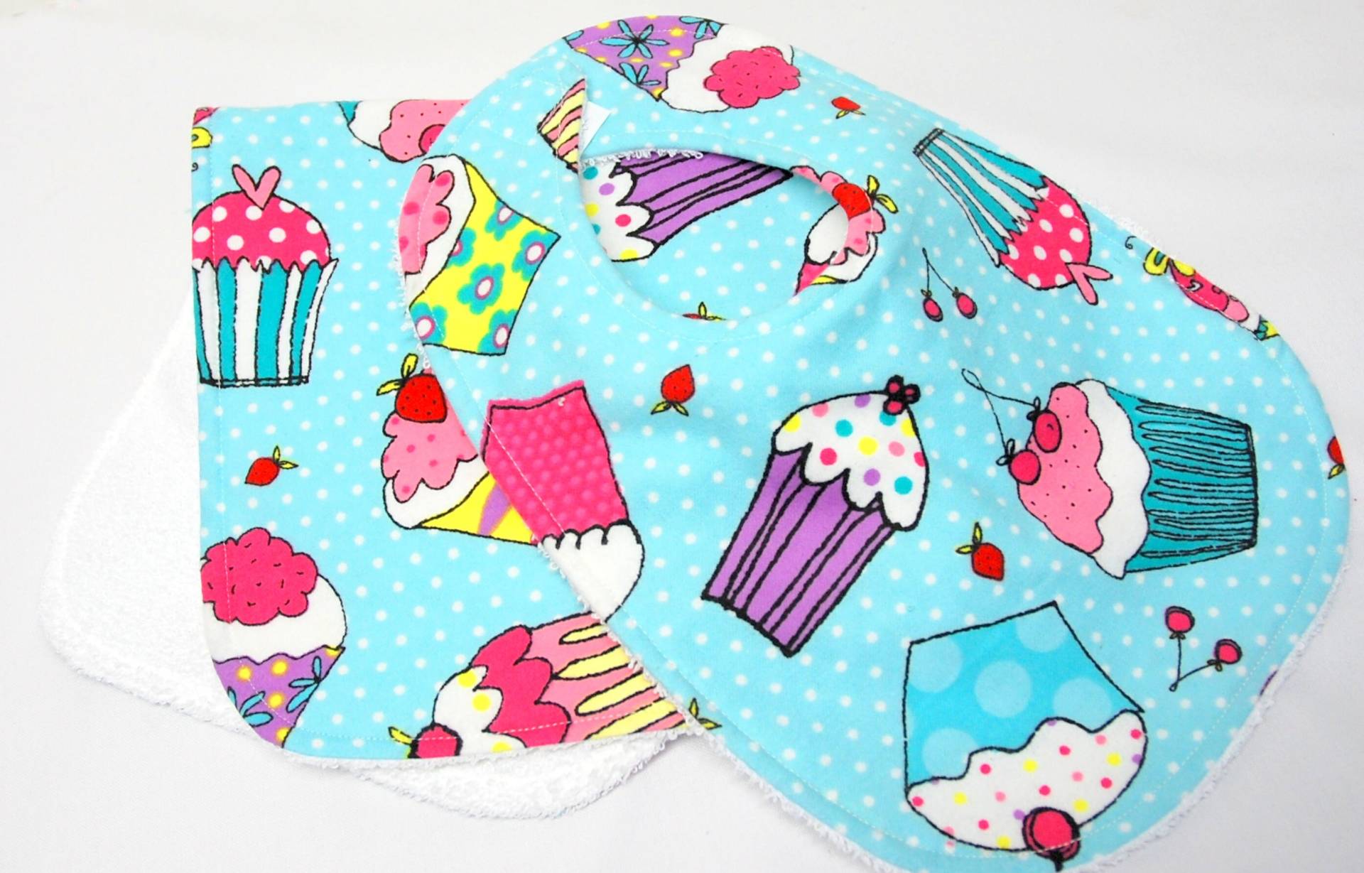 Baby Lätzchen Und Spucktuch Für Mädchen, Baby-Dusche-Geschenk, Willkommen Geschenk, Neue Mutter Geschenk Cupcakes Auf Pastel Petrol Baby Lätzchen Und Spucktuch Für Mädchen, Baby-Dusche-Geschenk, Willkommen Geschenk, Neue Mutter Geschenk Cupcakes Auf Pastel Petrol von Etsy - beyondquilts