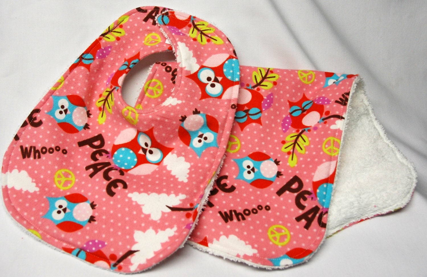 Baby Mädchen Lätzchen Und Spucktuch, Neue Mutter Geschenk, Baby-Dusche-Geschenk, Willkommen Geschenk Eulen Peace Zeichen Auf Rosa Baby Mädchen Lätzchen Und Spucktuch, Neue Mutter Geschenk, Baby-Dusche-Geschenk, Willkommen Geschenk Eulen Peace Zeichen Auf Rosa von Etsy - beyondquilts