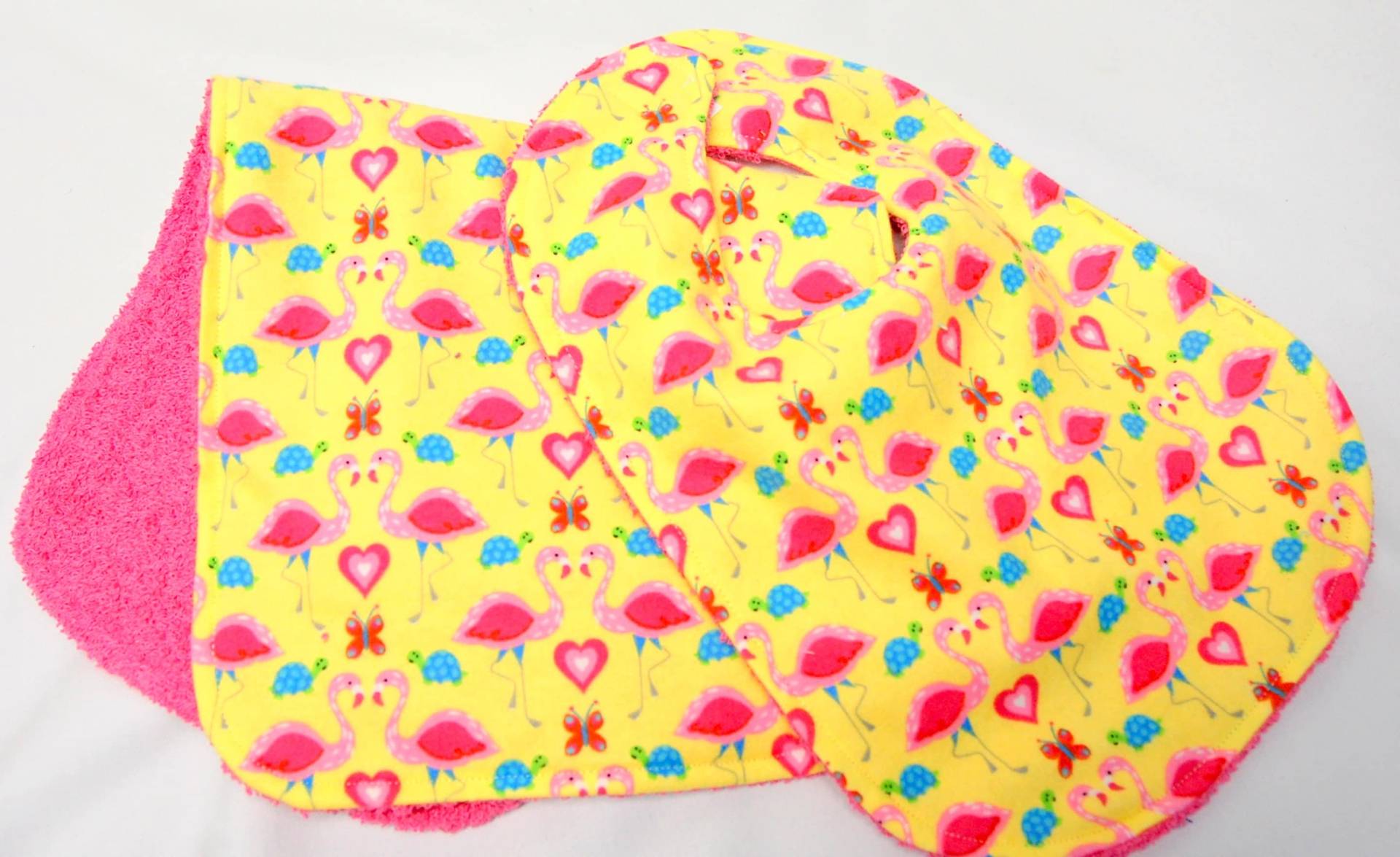 Baby Mädchen Lätzchen Und Spucktuch, Shower Geschenk, Willkommen Geschenk Pinke Flamingos, Herzen Schildkröten Auf Gelb Baby Mädchen Lätzchen Und Spucktuch, Shower Geschenk, Willkommen Geschenk Pinke Flamingos, Herzen Schildkröten Auf Gelb von Etsy - beyondquilts