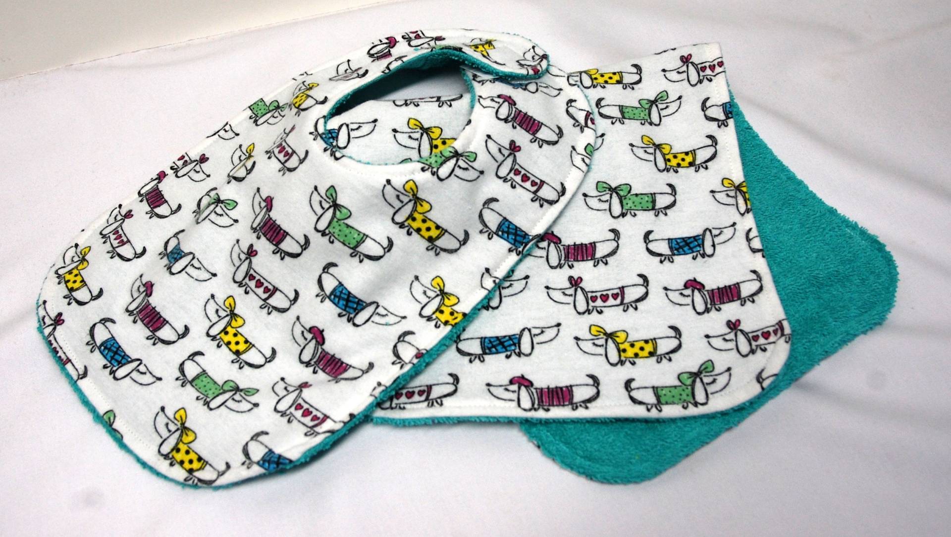 Baby Mädchen Lätzchen Und Spucktuch Set, Baby-Dusche-Geschenk, Willkommen Geschenk, Neues Geschenk Doxies Mit Pullover Auf Weiß Baby Mädchen Lätzchen Und Spucktuch Set, Baby-Dusche-Geschenk, Willkommen Geschenk, Neues Geschenk Doxies Mit Pullover Auf Weiß von Etsy - beyondquilts