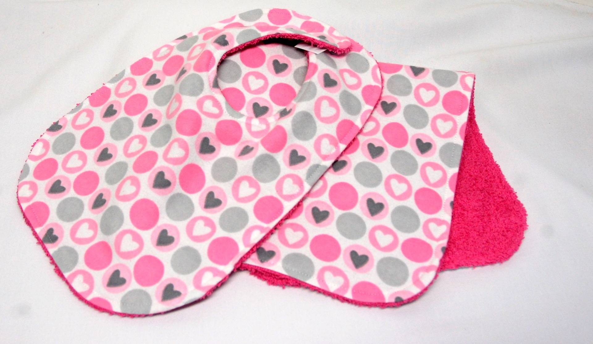 Baby Mädchen Lätzchen Und Spucktuch Set, Baby-Dusche-Geschenk, Willkommen Geschenk, Neues Geschenk Herzen Tupfen in Rosa Grau Baby Mädchen Lätzchen Und Spucktuch Set, Baby-Dusche-Geschenk, Willkommen Geschenk, Neues Geschenk Herzen Tupfen in Rosa Grau von Etsy - beyondquilts