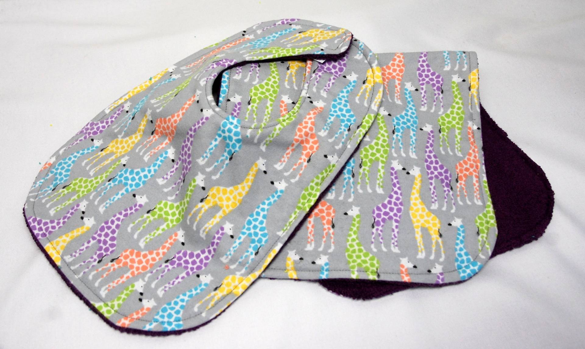 Baby Mädchen Lätzchen Und Spucktuch Set, Baby-Dusche-Geschenk, Willkommen Geschenk, Neues Geschenk Giraffen Pastell Auf Grau Baby Mädchen Lätzchen Und Spucktuch Set, Baby-Dusche-Geschenk, Willkommen Geschenk, Neues Geschenk Giraffen Pastell Auf Grau von Etsy - beyondquilts