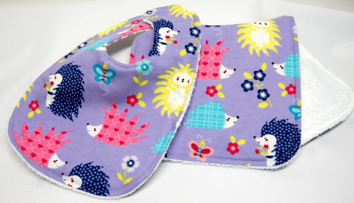 Baby Mädchen Lätzchen Und Spucktuch Set, Shower Geschenk, Willkommen Geschenk Bunte Igel Auf Lila Baby Mädchen Lätzchen Und Spucktuch Set, Shower Geschenk, Willkommen Geschenk Bunte Igel Auf Lila von Etsy - beyondquilts
