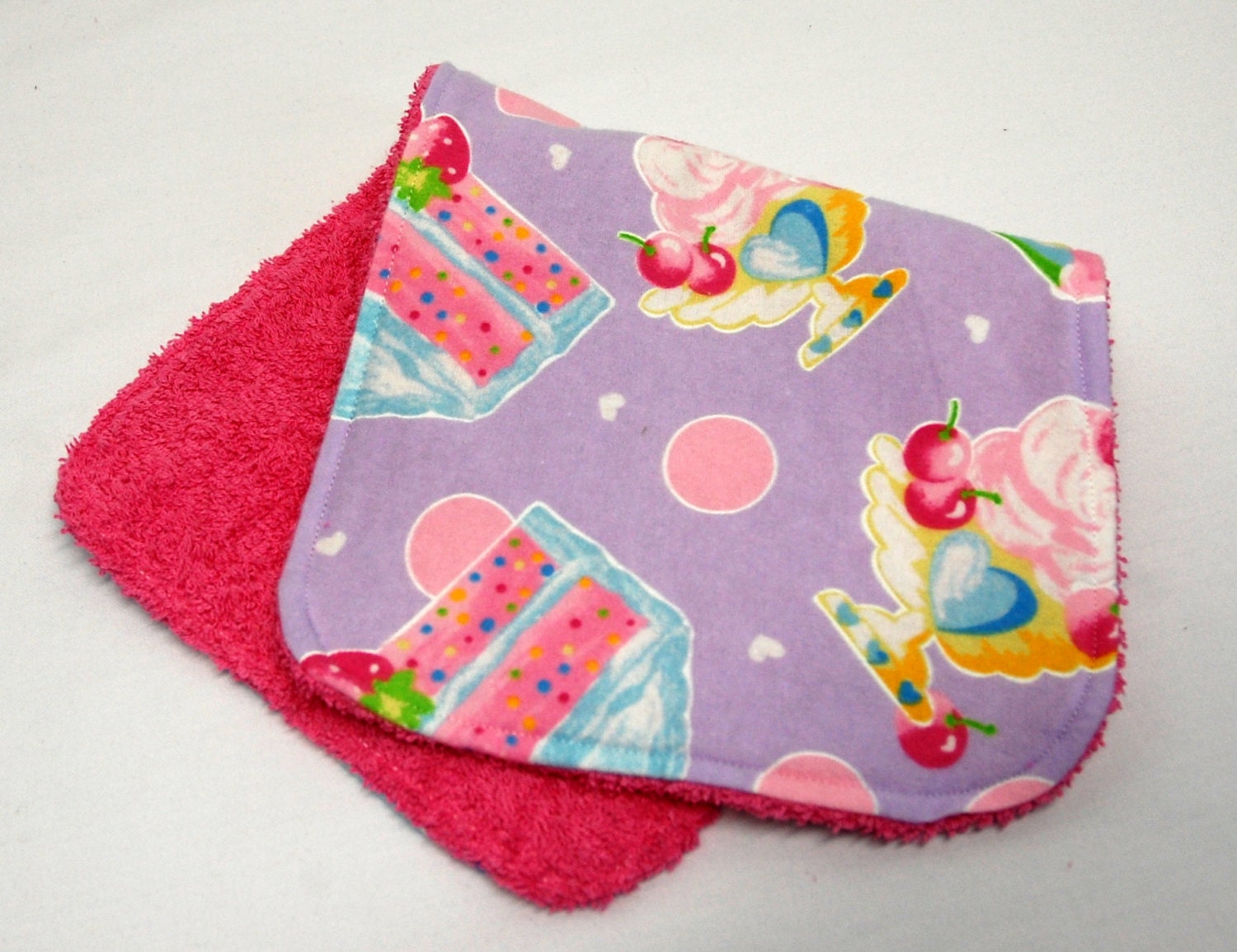 Baby Mädchen Spucktuch, Babypartygeschenk, Willkommensgeschenk Baby Kuchen Und Eis Auf Lila Baby Mädchen Spucktuch, Babypartygeschenk, Willkommensgeschenk Baby Kuchen Und Eis Auf Lila von Etsy - beyondquilts