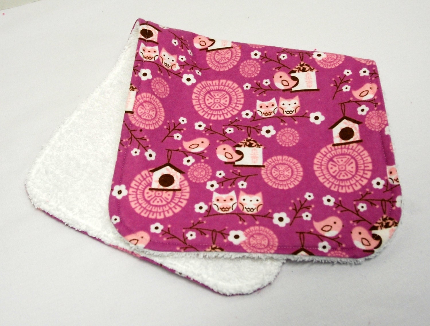 Baby Mädchen Spucktuch, Geschenk, Willkommensgeschenk Baby Zierliche Eulen, Blumen, Vögel Und Vogelhäuser Auf Rosa Baby Mädchen Spucktuch, Geschenk, Willkommensgeschenk Baby Zierliche Eulen, Blumen, Vögel Und Vogelhäuser Auf Rosa von Etsy - beyondquilts