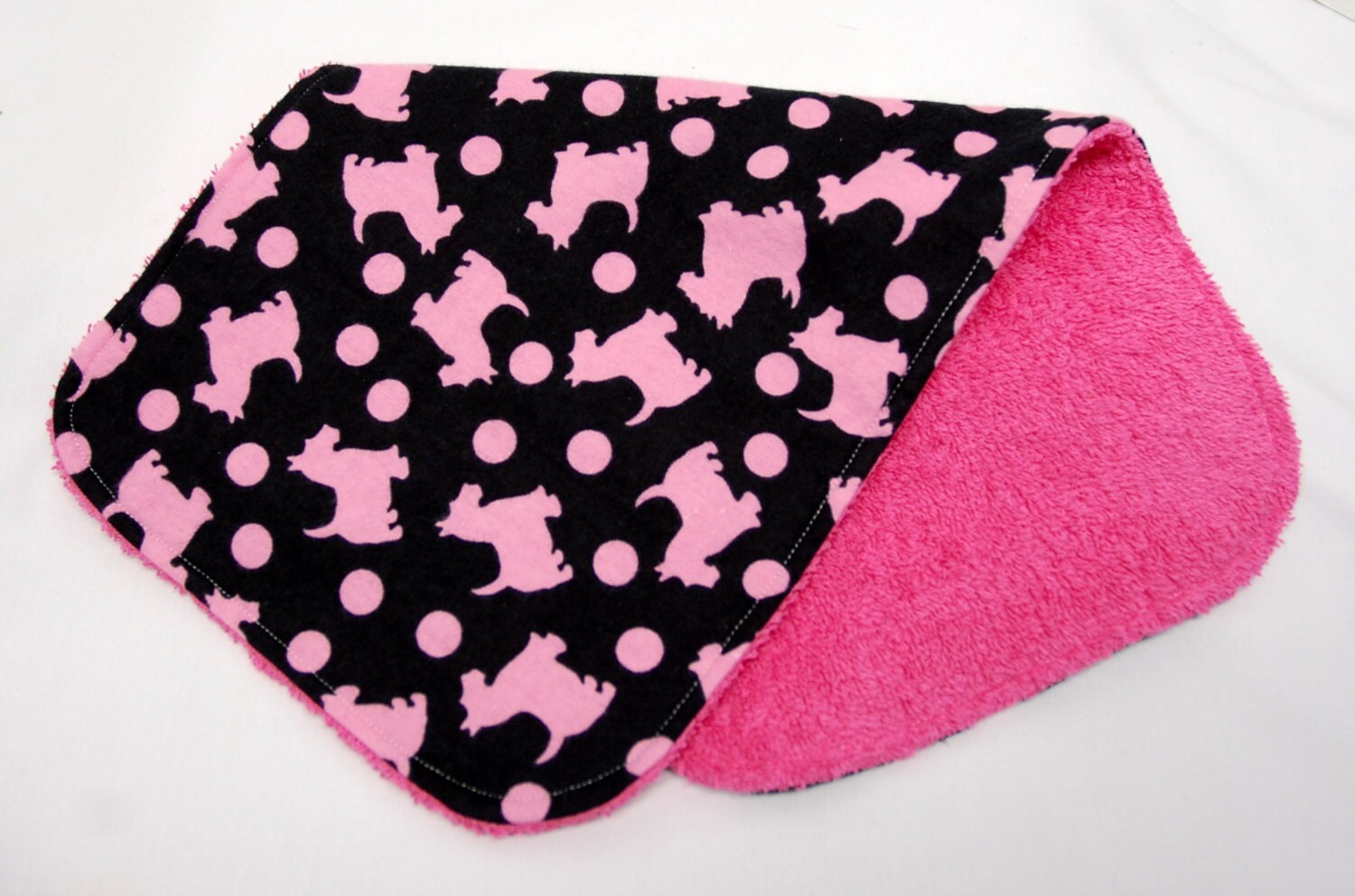 Baby Mädchen Spucktuch, Shower Geschenk, Willkommen Geschenk - Pinke Scottie Hunde Auf Schwarz Baby Mädchen Spucktuch, Shower Geschenk, Willkommen Geschenk - Pinke Scottie Hunde Auf Schwarz von Etsy - beyondquilts