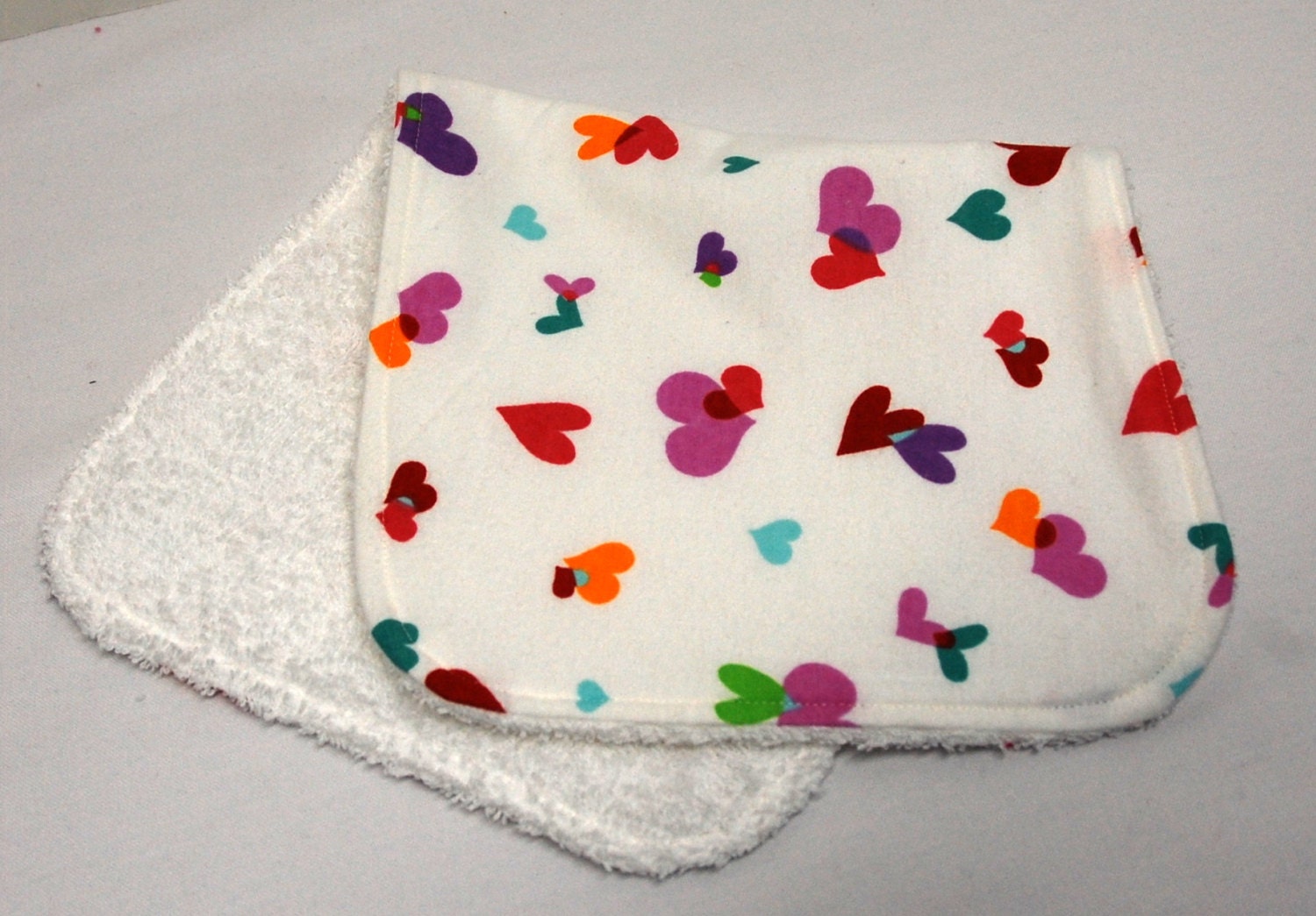 Baby Mädchen Spucktuch, Shower Geschenk, Willkommensgeschenk Bunte Herzen Auf Weiß Baby Mädchen Spucktuch, Shower Geschenk, Willkommensgeschenk Bunte Herzen Auf Weiß von Etsy - beyondquilts