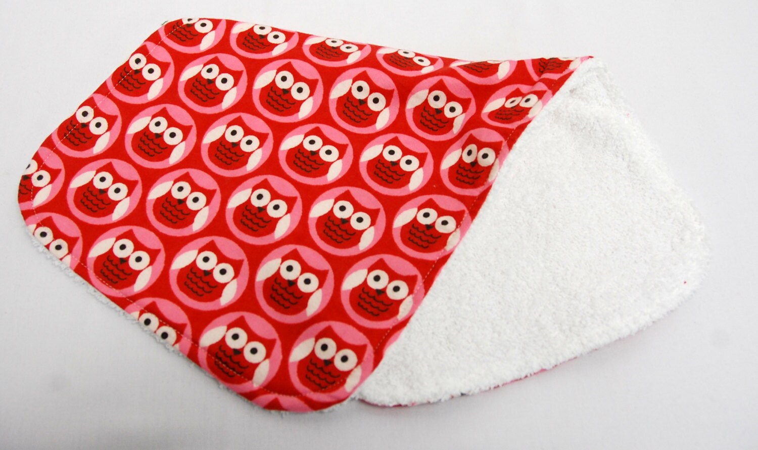 Baby Mädchen Spucktuch, Shower Geschenk, Willkommensgeschenk Rote Eulen Auf Weiß Baby Mädchen Spucktuch, Shower Geschenk, Willkommensgeschenk Rote Eulen Auf Weiß von Etsy - beyondquilts