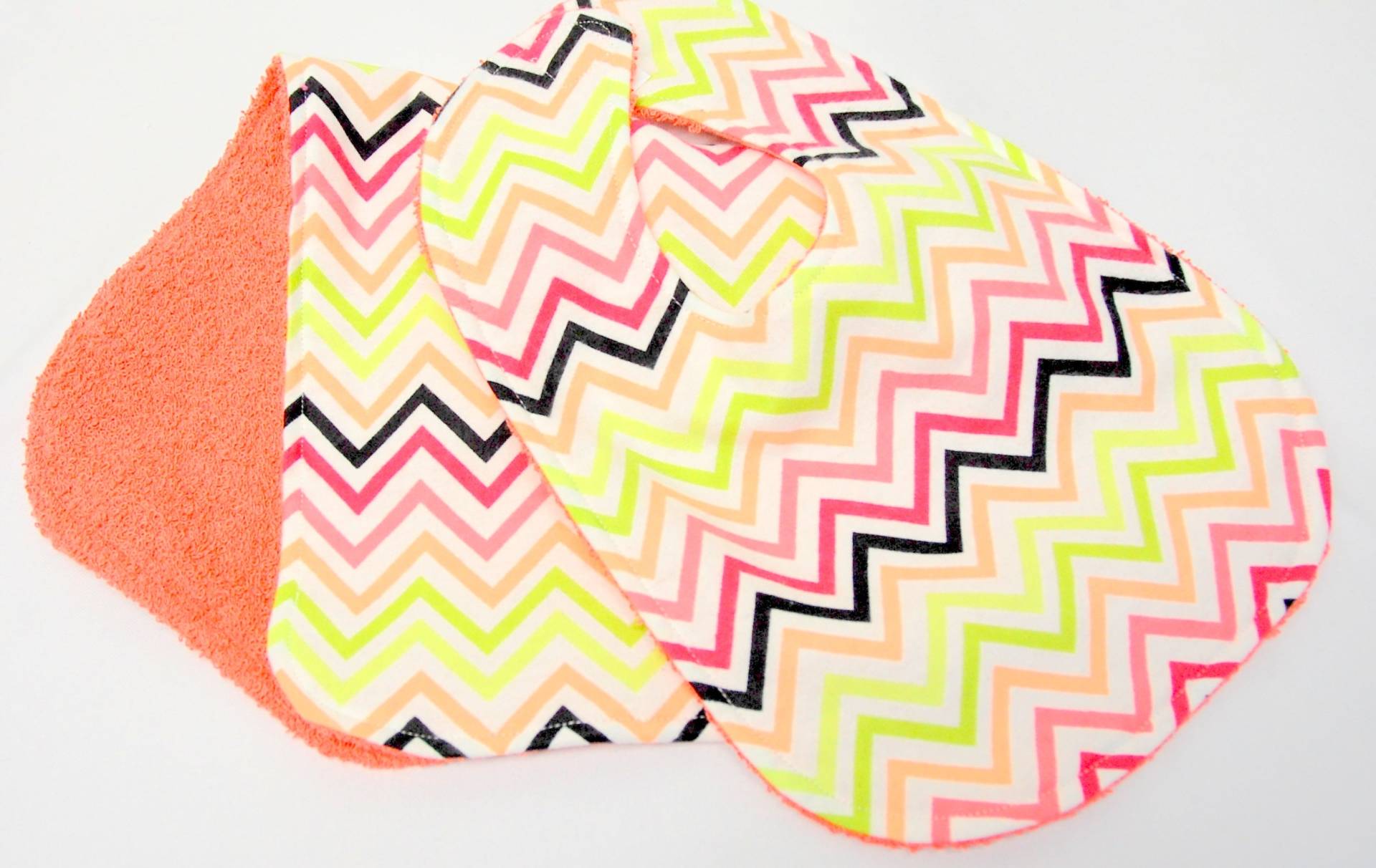 Baby Lätzchen Und Spucktuch Für Mädchen, Babypartygeschenk, Willkommensgeschenk Koralle, Grün, Weiß Schwarz Zick-Zack-Design Baby Lätzchen Und Spucktuch Für Mädchen, Babypartygeschenk, Willkommensgeschenk Koralle, Grün, Weiß Schwarz Zick-Zack-Design von Etsy - beyondquilts