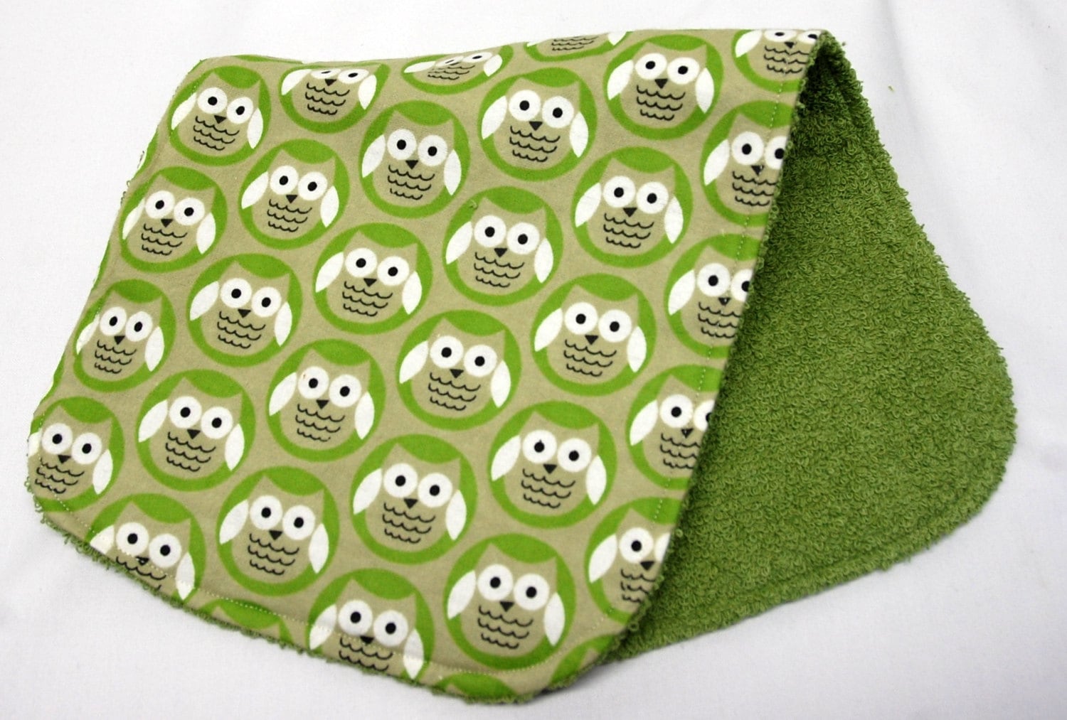 Baby Spucktuch, Babypartygeschenk, Willkommensgeschenk Grüne Eulen Baby Spucktuch, Babypartygeschenk, Willkommensgeschenk Grüne Eulen von Etsy - beyondquilts
