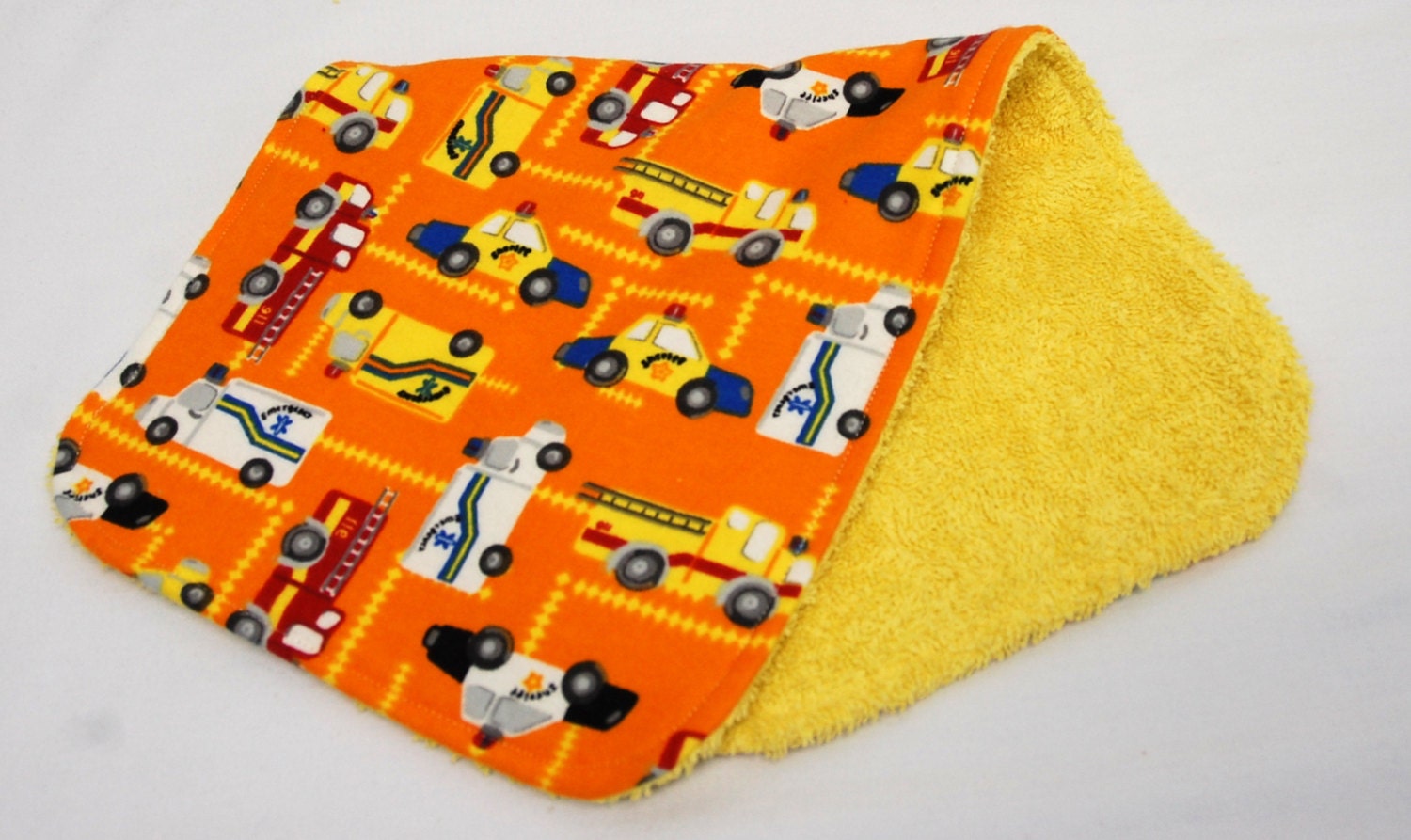 Baby Spucktuch Für Jungen, Babypartygeschenk, Willkommensgeschenk - Feuerwehrauto, Polizei Und Krankenwagen Auf Orange Baby Spucktuch Für Jungen, Babypartygeschenk, Willkommensgeschenk - Feuerwehrauto, Polizei Und Krankenwagen Auf Orange von Etsy - beyondquilts