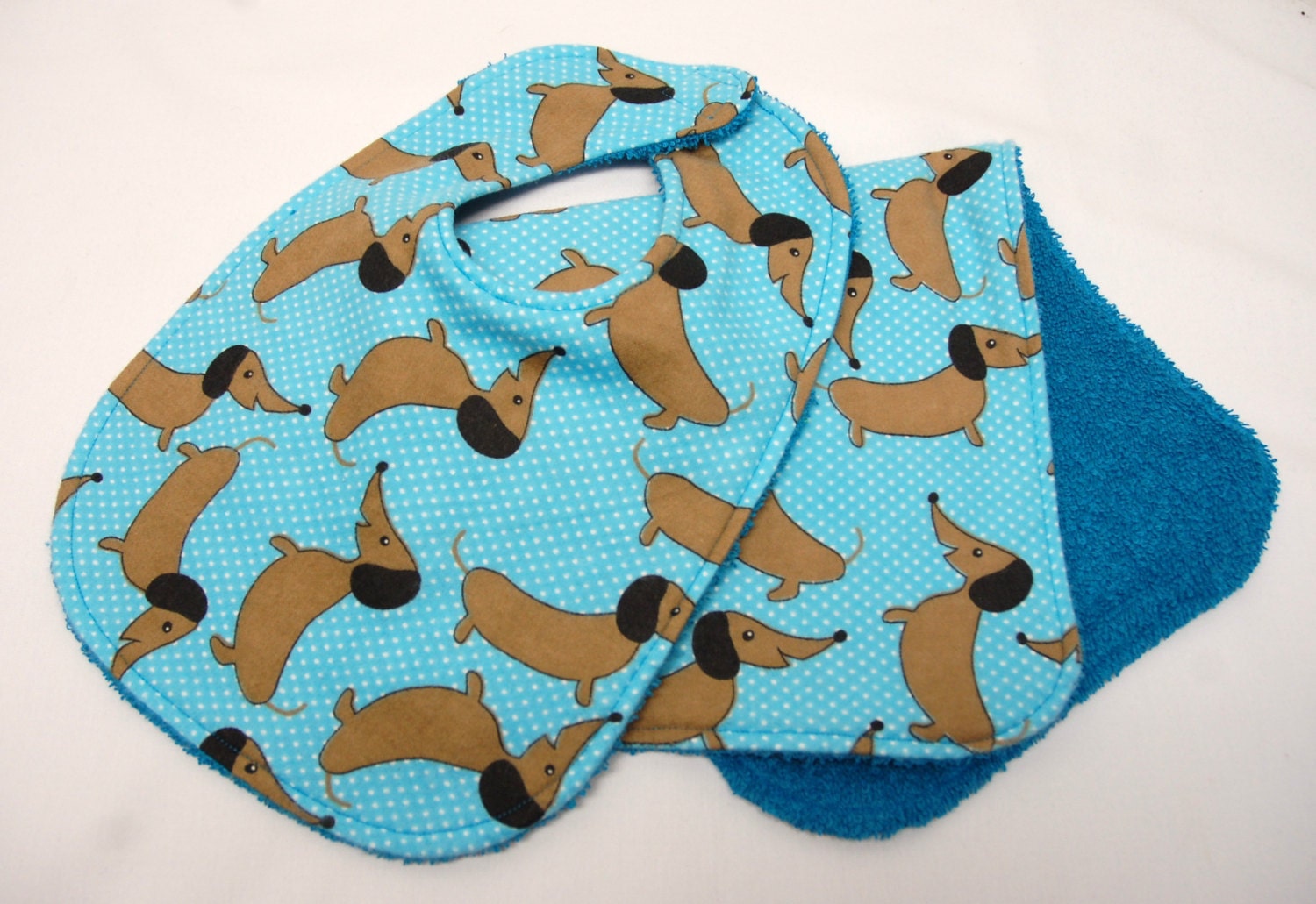 Babylätzchen Und Spucktuch, Babypartygeschenk, Willkommensgeschenk Doxies Auf Petrol Mit Kleinen Weißen Punkten Babylätzchen Und Spucktuch, Babypartygeschenk, Willkommensgeschenk Doxies Auf Petrol Mit Kleinen Weißen Punkten von Etsy - beyondquilts