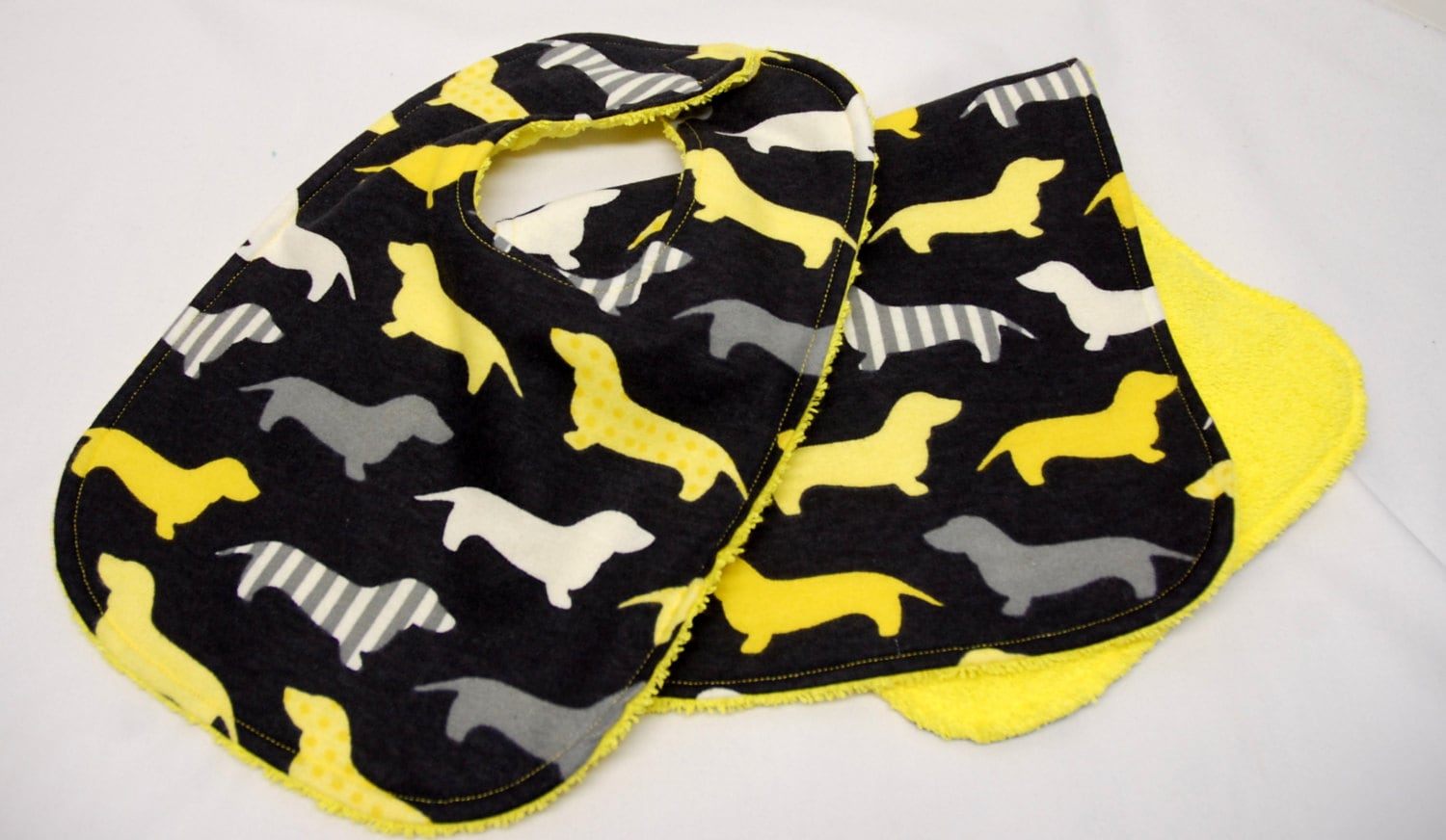 Babylätzchen Und Spucktuch, Babypartygeschenk, Willkommensgeschenk Gelbe, Graue Weiße Dackel Auf Schwarz Babylätzchen Und Spucktuch, Babypartygeschenk, Willkommensgeschenk Gelbe, Graue Weiße Dackel Auf Schwarz von Etsy - beyondquilts
