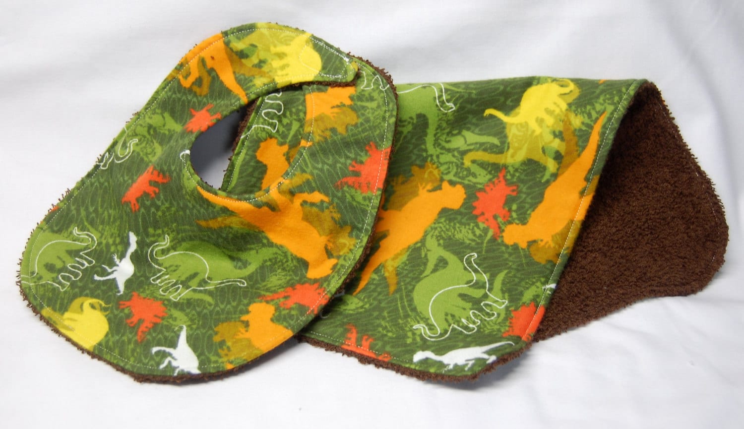 Special - Baby Lätzchen Und Spucktuch, Shower Geschenk, Willkommen Geschenk Dinosaurier Auf Grün Special - Baby Lätzchen Und Spucktuch, Shower Geschenk, Willkommen Geschenk Dinosaurier Auf Grün von Etsy - beyondquilts