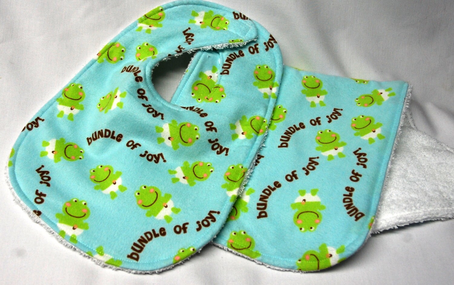 Spezielles -Baby Lätzchen Und Spucktuch, Baby Shower Geschenk, Willkommen Geschenk - Bündel Freude Frösche Mit Windeln Spezielles -Baby Lätzchen Und Spucktuch, Baby Shower Geschenk, Willkommen Geschenk - Bündel Freude Frösche Mit Windeln von Etsy - beyondquilts