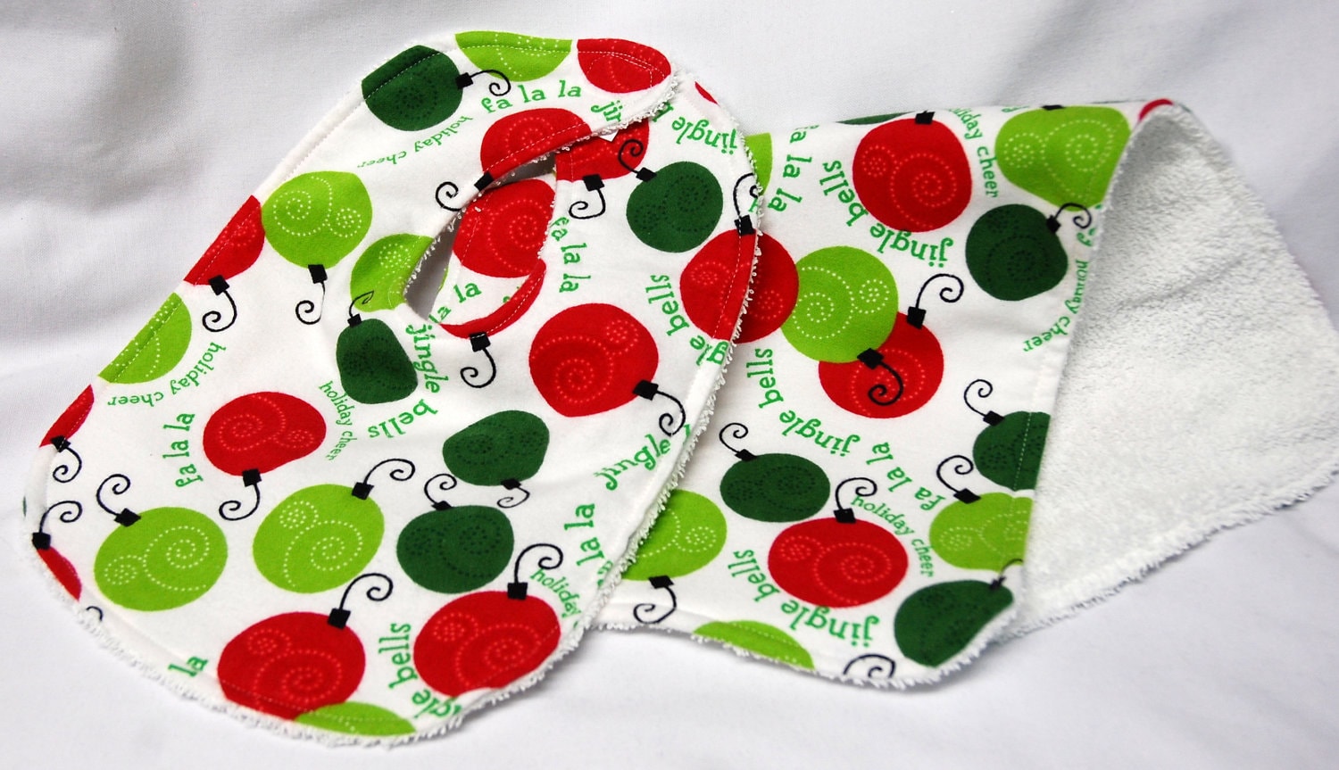 xmas - Lätzchen Und Spucktuch-Set, 0-3 Monate Größe, Babypartygeschenk, Baby-Willkommensgeschenk Weihnachtsornamente, Rot, Grün, Fa La La, Glöckchen xmas - Lätzchen Und Spucktuch-Set, 0-3 Monate Größe, Babypartygeschenk, Baby-Willkommensgeschenk Weihnachtsornamente, Rot, Grün, Fa La La, Glöckchen von Etsy - beyondquilts