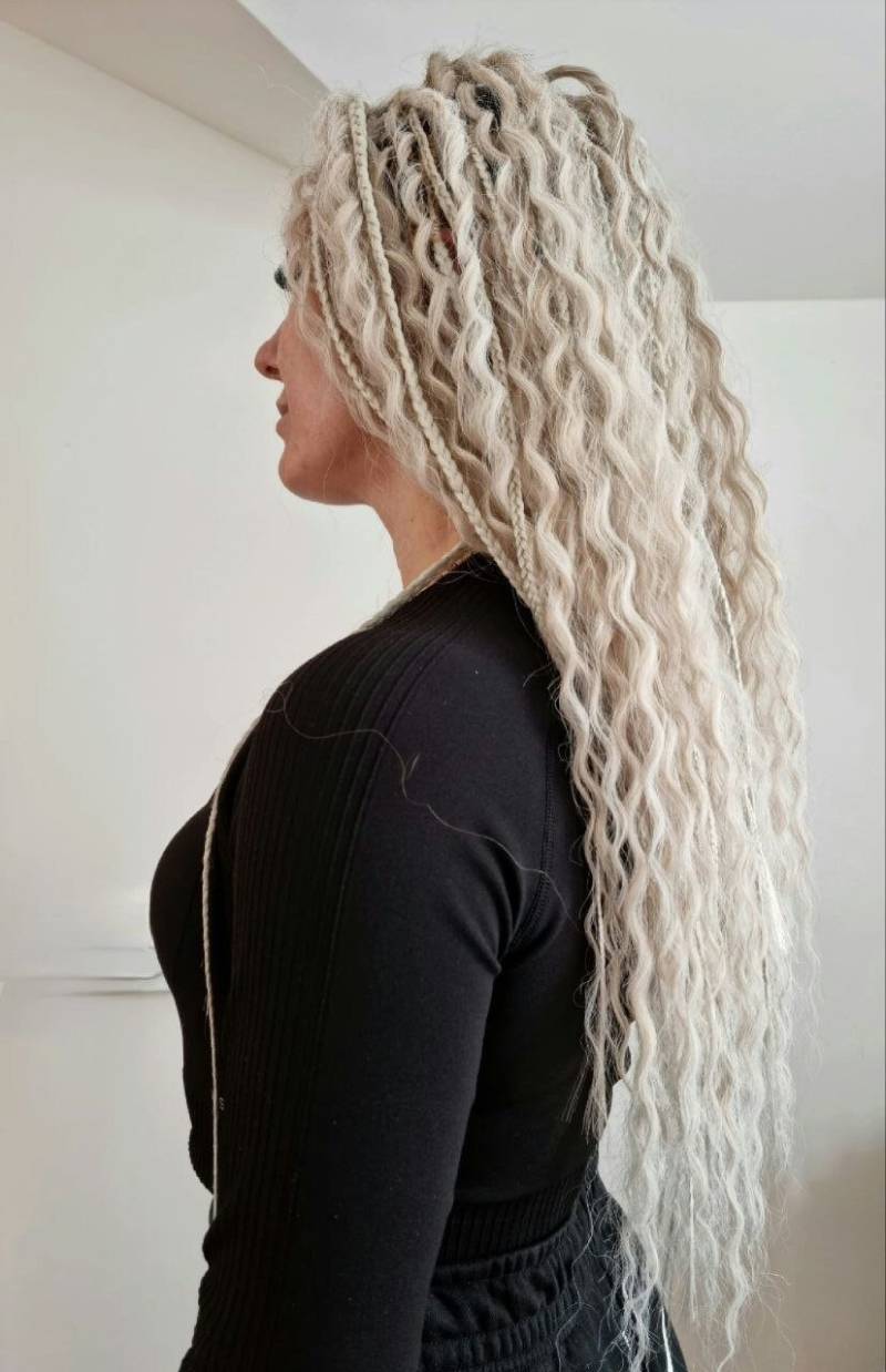 Weiß Blondes Set Gelockte Dreads Erweiterungen Gewellte Locken Offene Und Zöpfe Doppelseitige Lange Haarverlängerungen von Etsy - byBraid