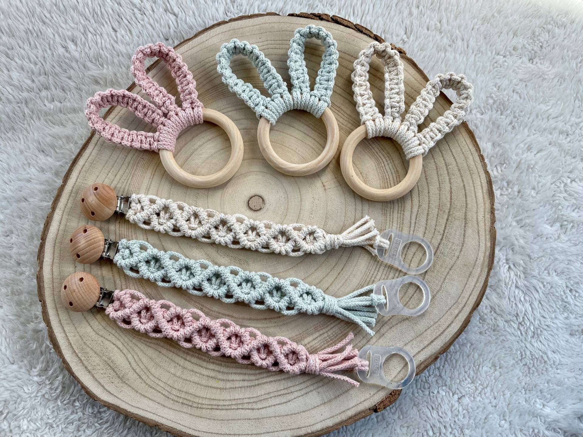 Glitzer Makramee Baby Geschenk Set Schnullerkette + Greifling | Mit Namen Boho Babyshower Handmade Zur Geburt von Etsy - byKnotenzauber