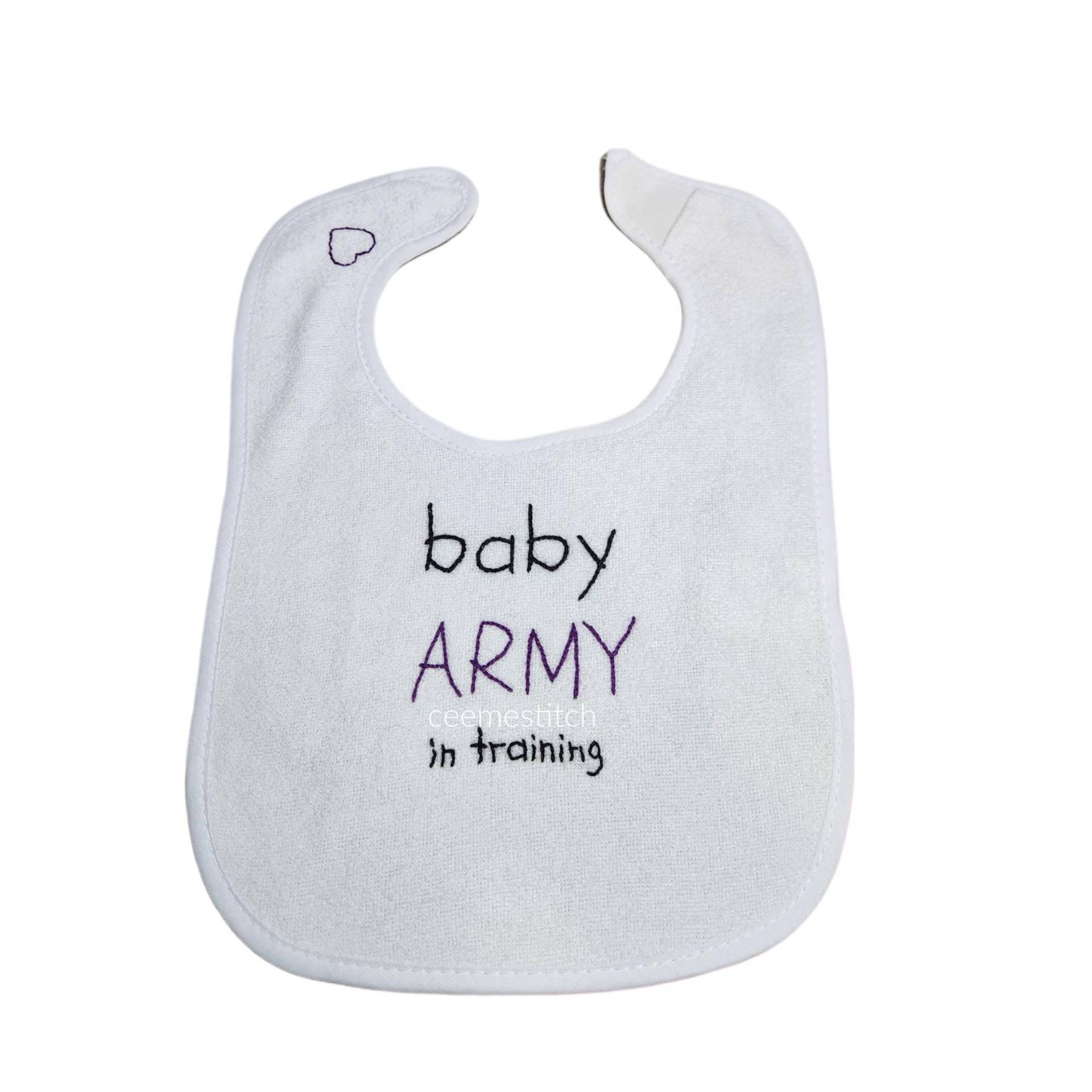 Baby Army in Training Hand Besticktes Lätzchen - Babypartygeschenk von Etsy - ceemestitch