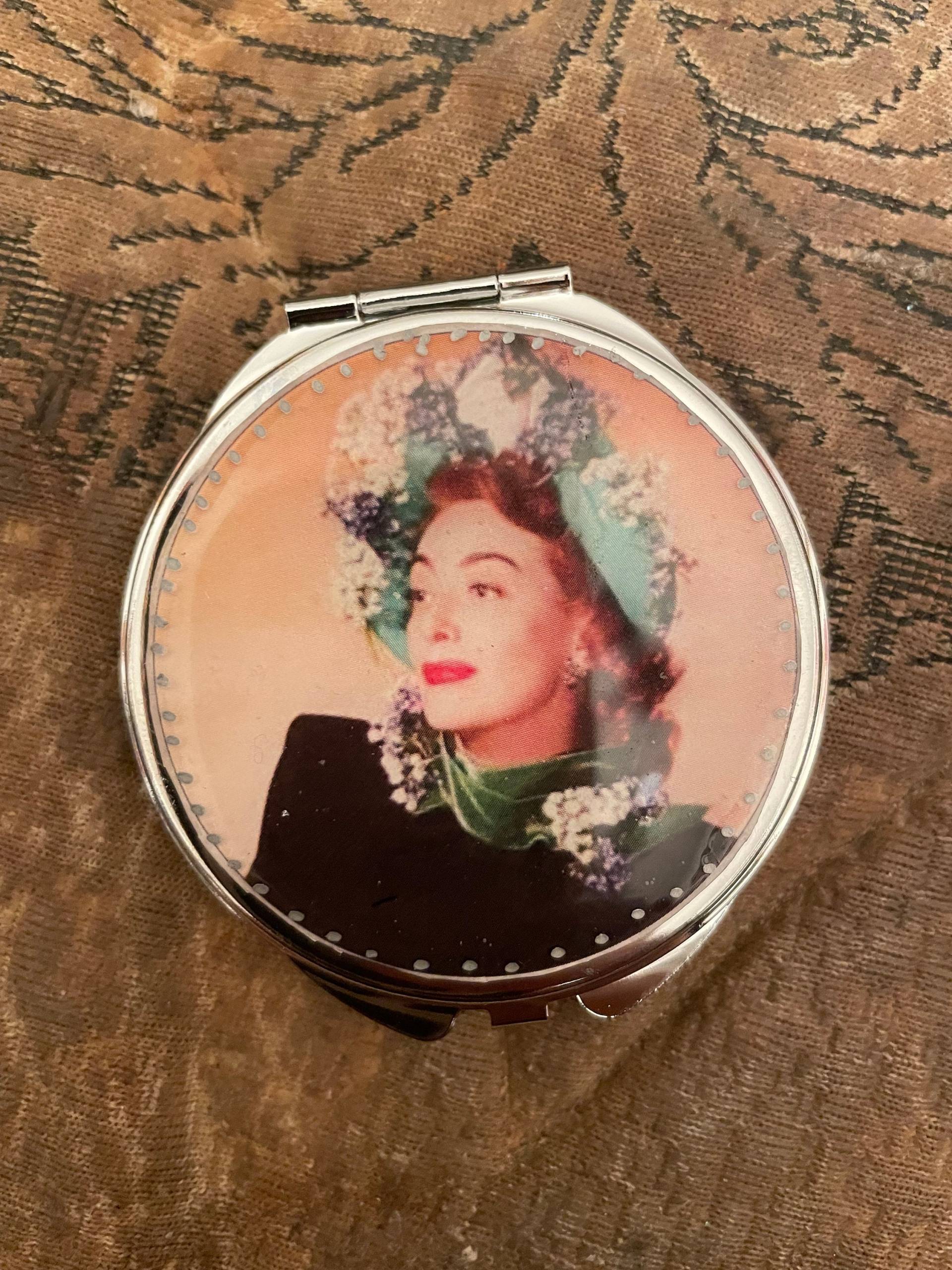 Retro Joan Crawford Grand Dame in Grün Bonnet Rund Silber Spiegel Compact von Etsy - cheetahrama