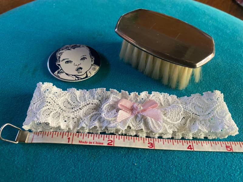 Verkauf 3-Teiliges Geschenkset Für Säuglinge/Babys Antiker Versilberter Säuglingsbabypinsel C1920S - Spitzenstirnband Vintage Gerber-Babymagnet von Etsy - chicvintageclassics