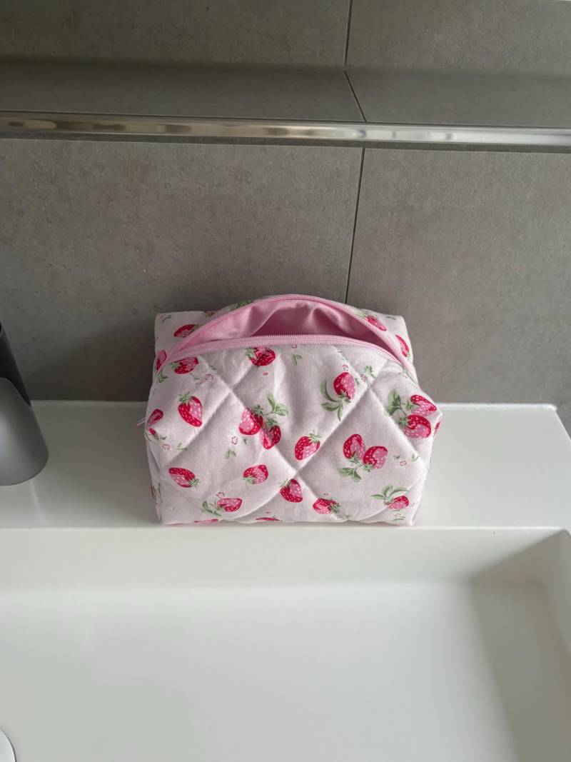 Handgemachte Kosmetiktasche Make-Up-Tasche Toilettentasche Schminktasche Mäppchen Rosa Erdbeeren Pink Kariert Gesteppt von Etsy - cottoncloudstudioDE