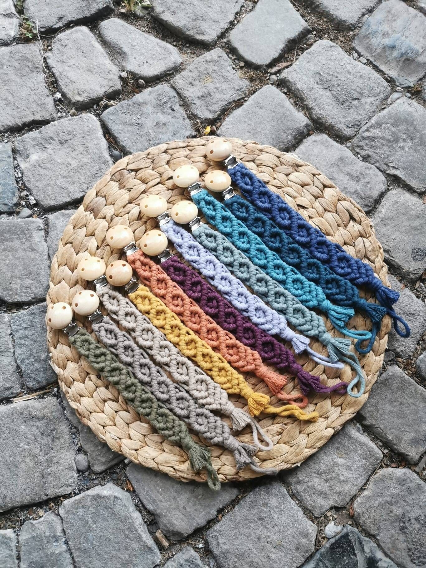 Makramee Schnullerkette | Boho Nuggikette Handgemachte Babyartikel Individuelles Geschenk Zur Geburt Nachhaltiges Baby Zubehör von Etsy - donawoodandcord