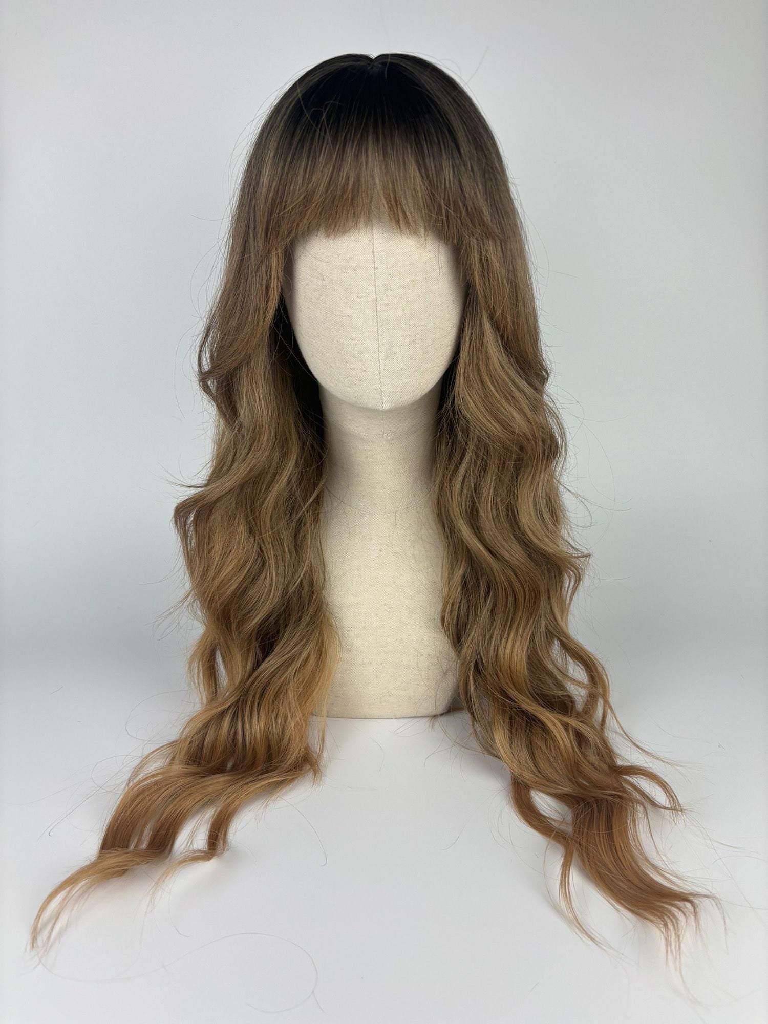 Easy Wear Wig/Glueless Natürliche Perücke The Sugarcookie Maid 24 Pony-styling Warm Blonde, Dark Roots #curls #bangs #beachwaves von Etsy - dragmaiditup