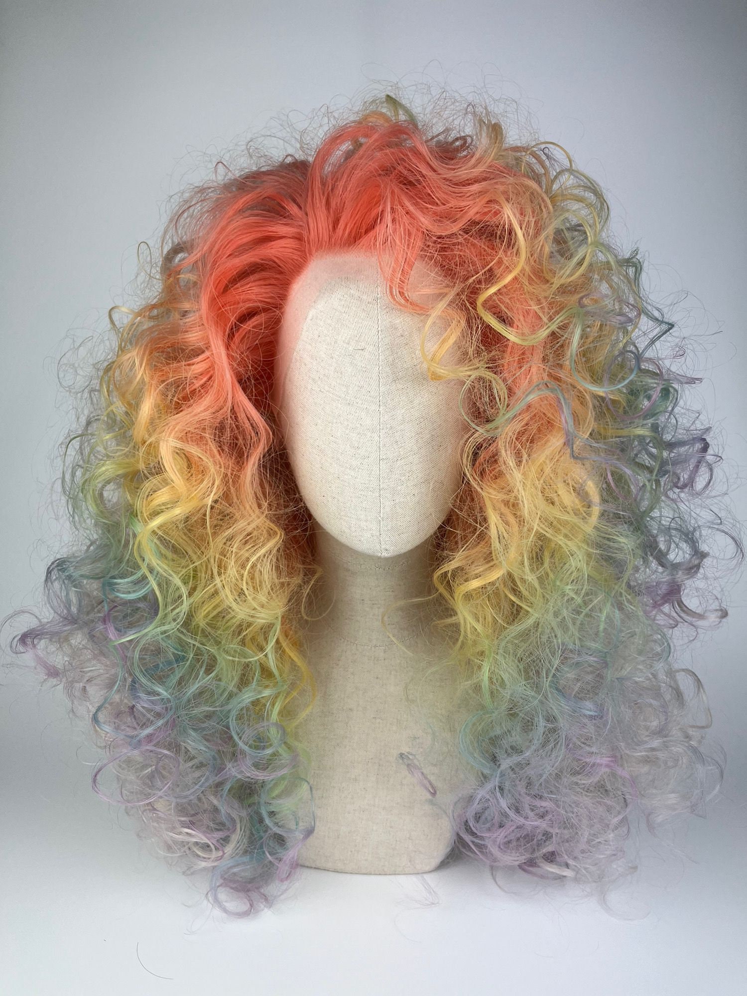 Lace Front Wig,/Perücke The Pride Maid 2024 I Curly-styling 70's/ 80's Bunt Regenbogenfarben - Rainbow Colours Customized #pride von Etsy - dragmaiditup