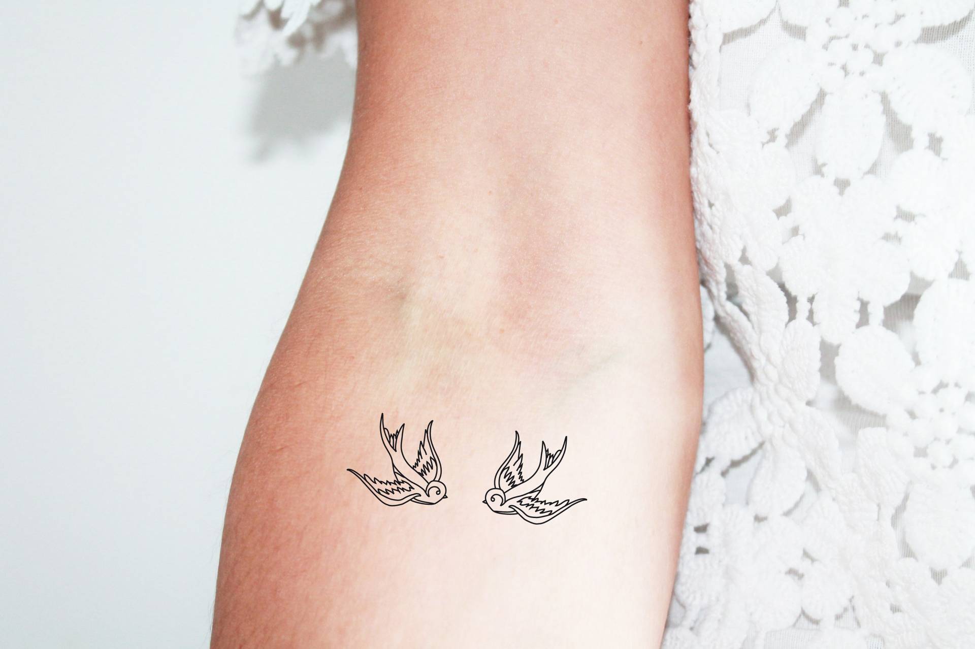 4 Old School Schwalben Temporäre Tattoos in Schwarz/Traditionelles Tiertattoo Temporäres Tattoo 4 Old School Schwalben Temporäre Tattoos in Schwarz/Traditionelles Tiertattoo Temporäres Tattoo von Etsy - encredelicate