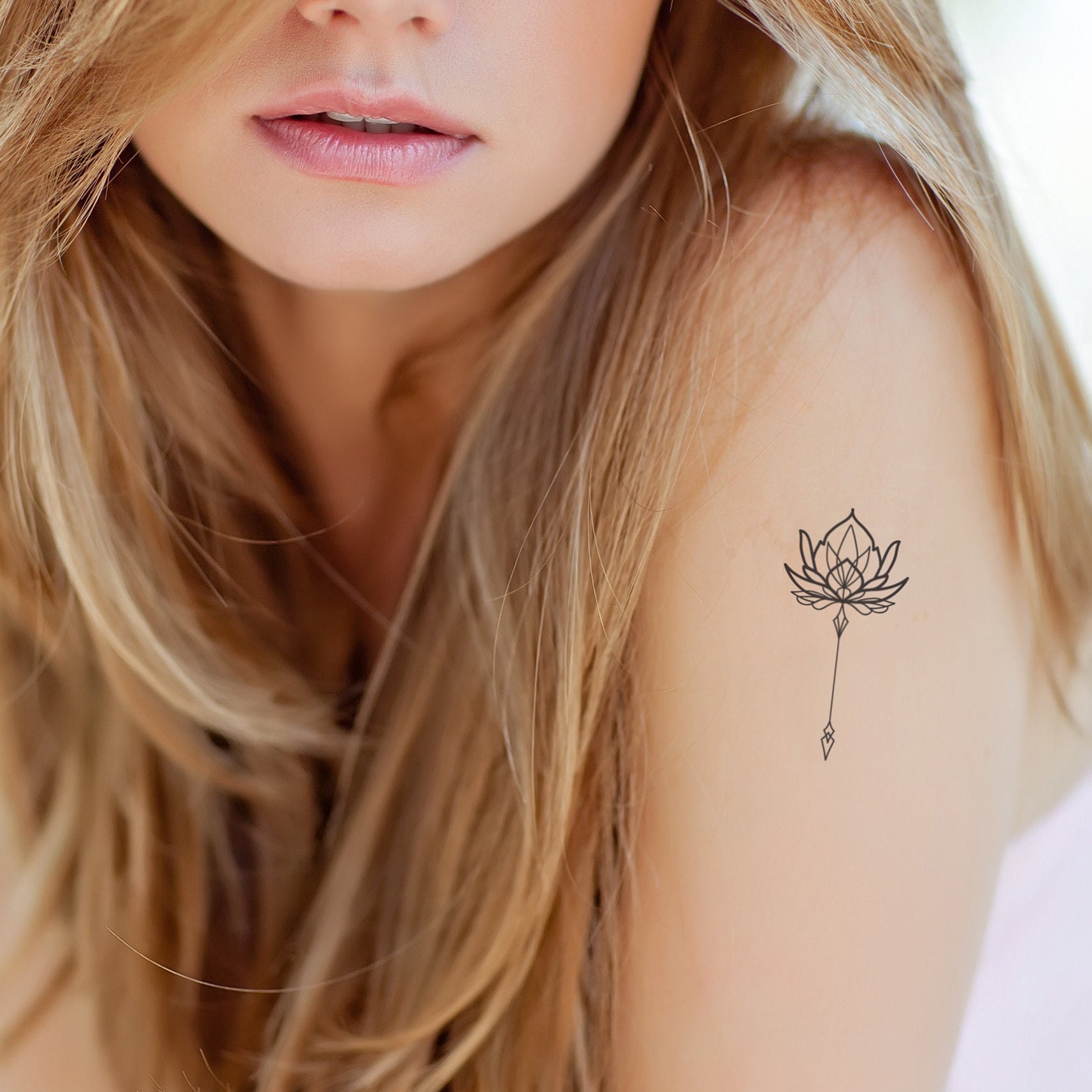Dünne Linie Lotus Temporäres Tattoo Dünne Linie Lotus Temporäres Tattoo von Etsy - encredelicate