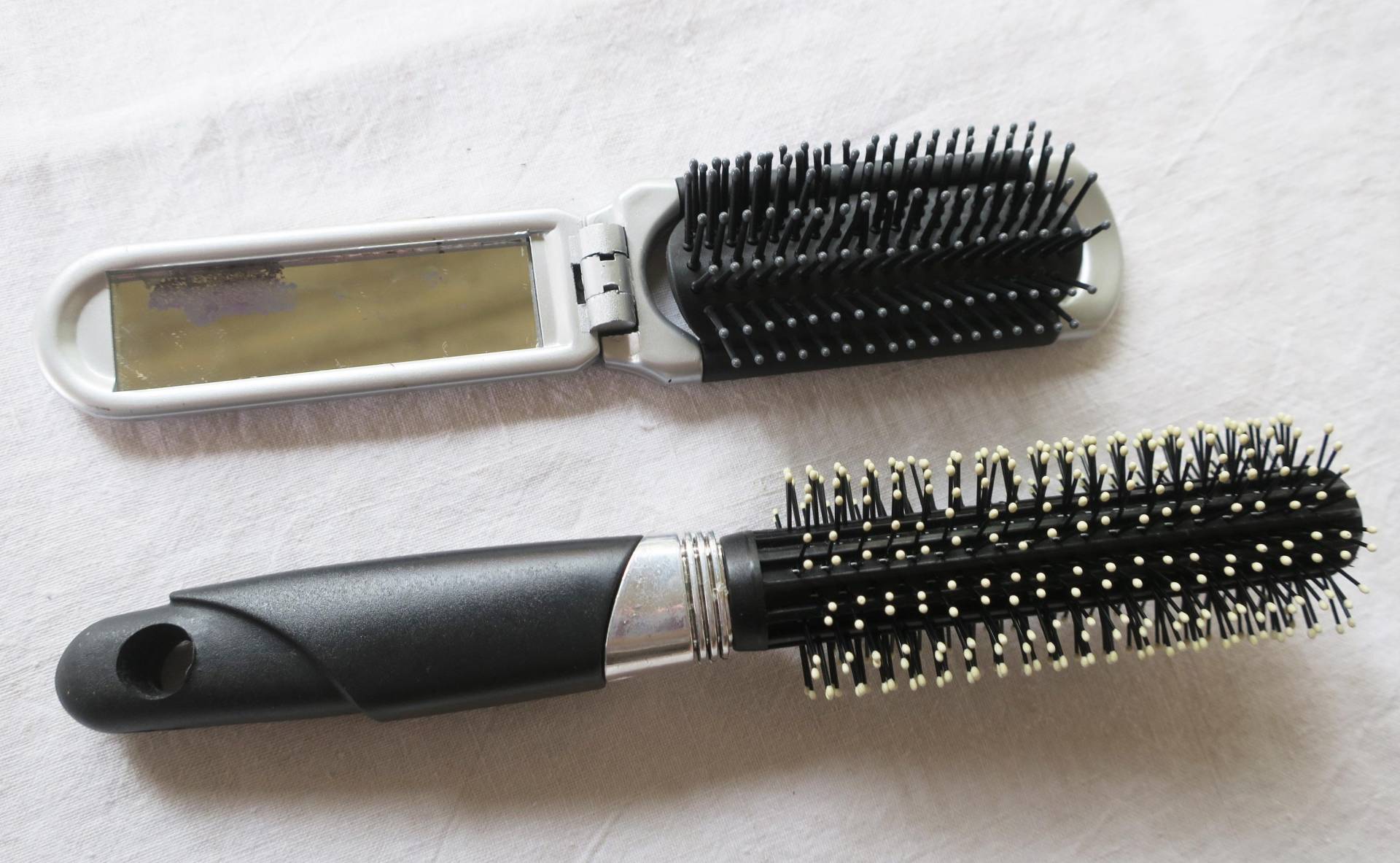 Vintage Set Eine Rundbürste Und Reisebürste Zum Klappen in Schwarz-Silber Vintage Set Eine Rundbürste Und Reisebürste Zum Klappen in Schwarz-Silber von Etsy - etage4vintage