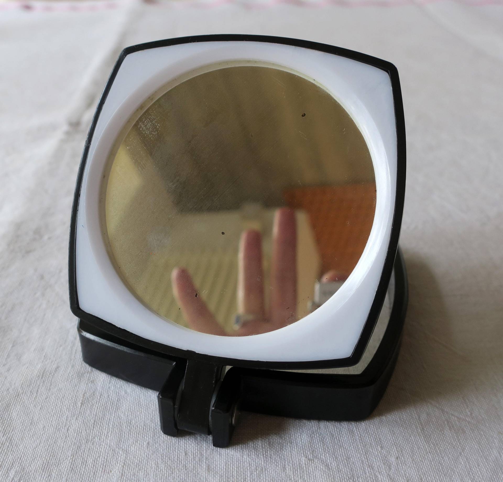 Vintage Tischspiegel Goldpfeil Schwarz Weiß Mit Vergrößerung in Lederetui 70Er Vintage Tischspiegel Goldpfeil Schwarz Weiß Mit Vergrößerung in Lederetui 70Er von Etsy - etage4vintage