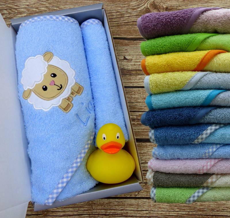 Baby-Badeset Mit Namen Schaf in Wunschfarbe von Etsy - geschenkelibelle