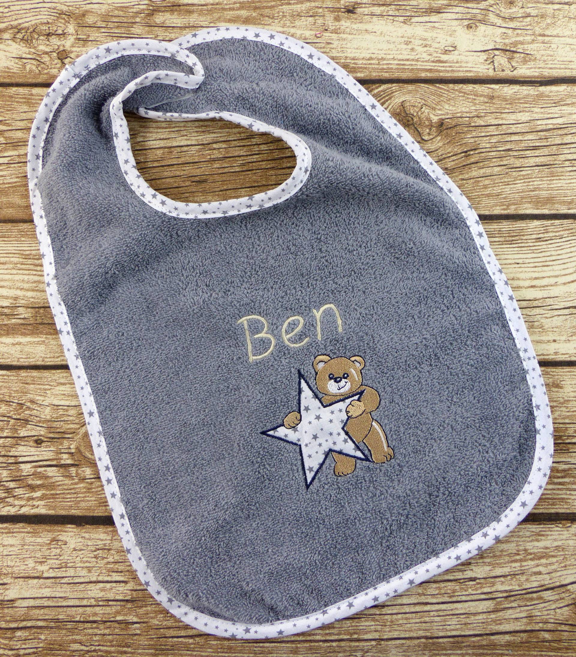 Lätzchen Mit Namen Personalisiert Teddy Grau von Etsy - geschenkelibelle