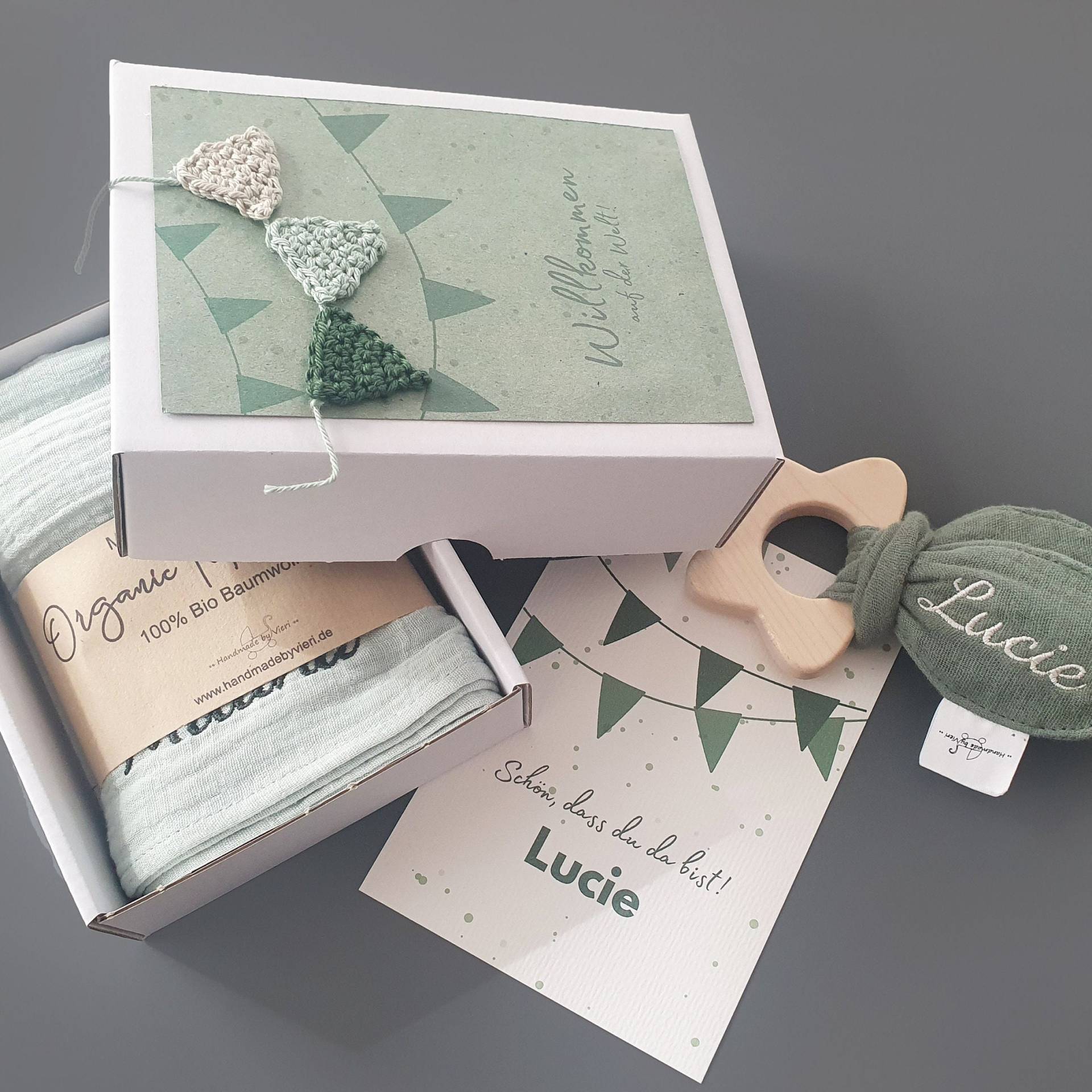 Baby Geschenkbox Personalisiert Grün - Geschenk Zur Geburt , 4 Teile, Geschenkbox, Karte Geburt, Knistertuch Greifling, Musselintuch von Etsy - handmadebyvieri