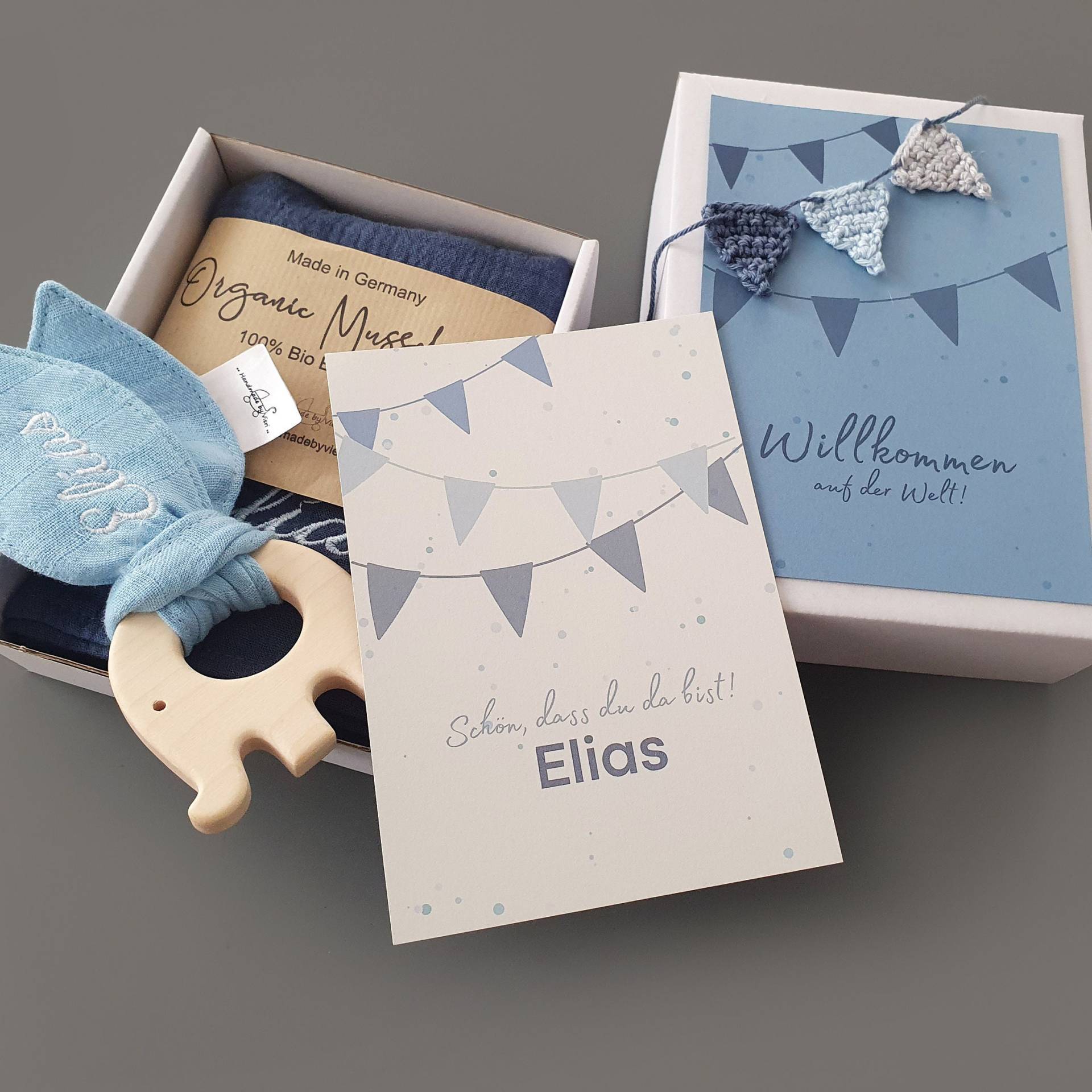 Baby Geschenkbox Personalisiert in Blau - Geschenk Zur Geburt Mit Name 4 Teile Geschenkbox, Karte, Knistertuch Greifling, Musselintuch von Etsy - handmadebyvieri