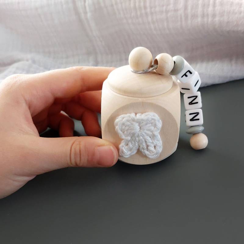 Personalisierte Milchzahndose Aus Holz Mit Gehäkeltem Zahn - Einzigartige Geschenkidee Für Kleinkinder, Zahndose, Dose Milchzähne von Etsy - handmadebyvieri