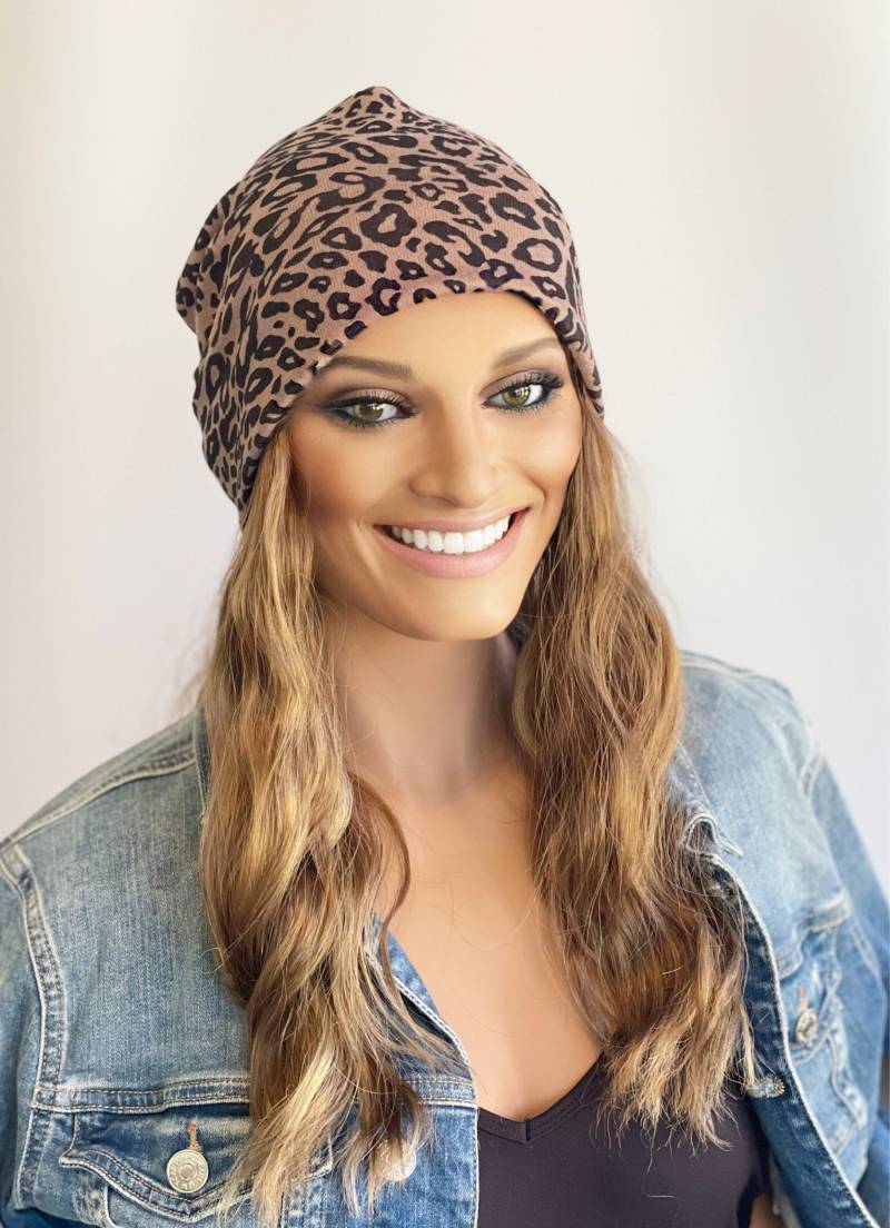 Leichte Beanie Mit Leopardenmuster Und Langen Gewellten Haaren Hut Angebrachten | Perücke| Mütze Haaren| Haare|Perücke Hut|Perücke Haar von Etsy - headscarvesbyciara1