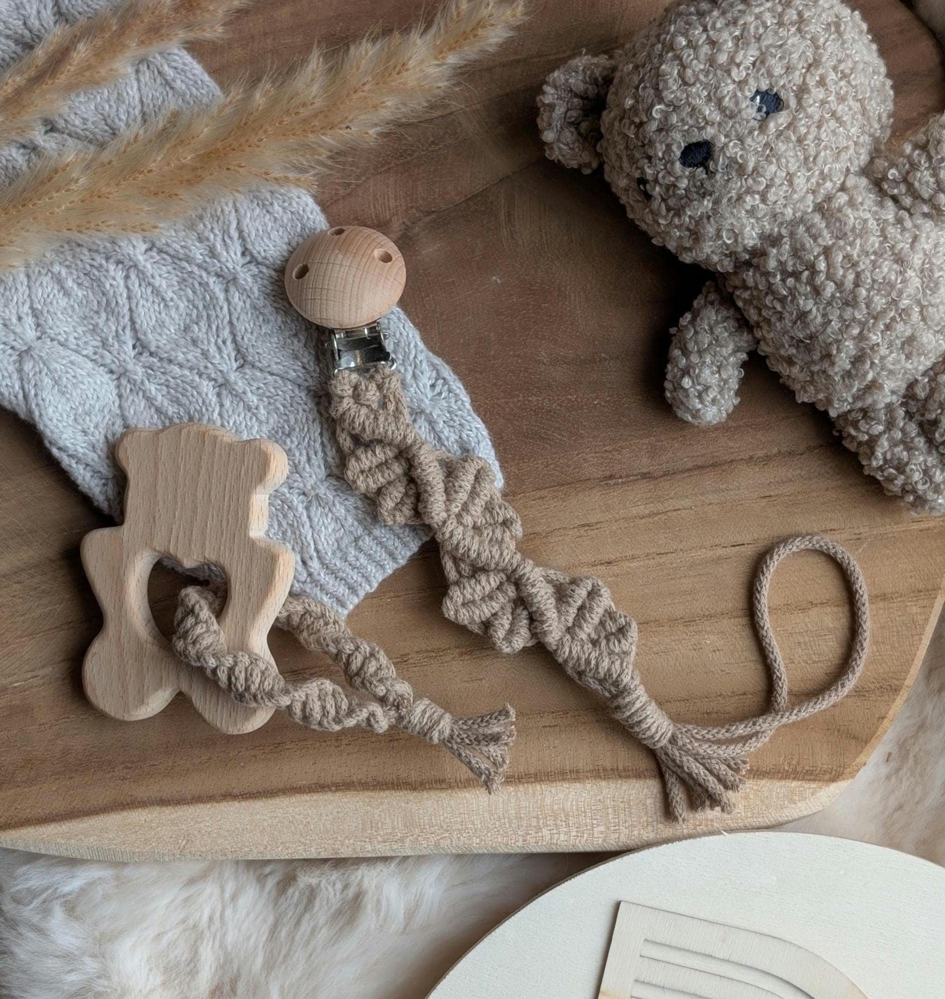 Geschenk Set Baby | Schnullerkette Greifling Makramee Hallo von Etsy - kleinundfeinbyariela