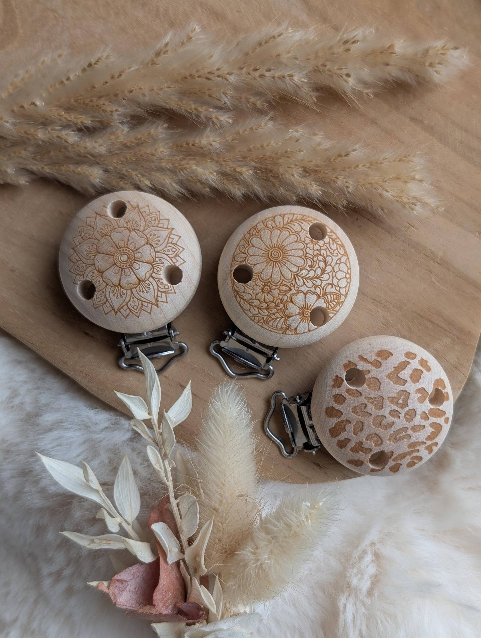 Personalisierte Holzclips Für Schnullerketten - Naturmaterialien Mit Gravur | Mandala, Blumen & Leo Handmade Baby Zubehör Personalisierte Holzclips Für Schnullerketten - Naturmaterialien Mit Gravur | Mandala, Blumen & Leo Handmade Baby Zubehör von Etsy - kleinundfeinbyariela