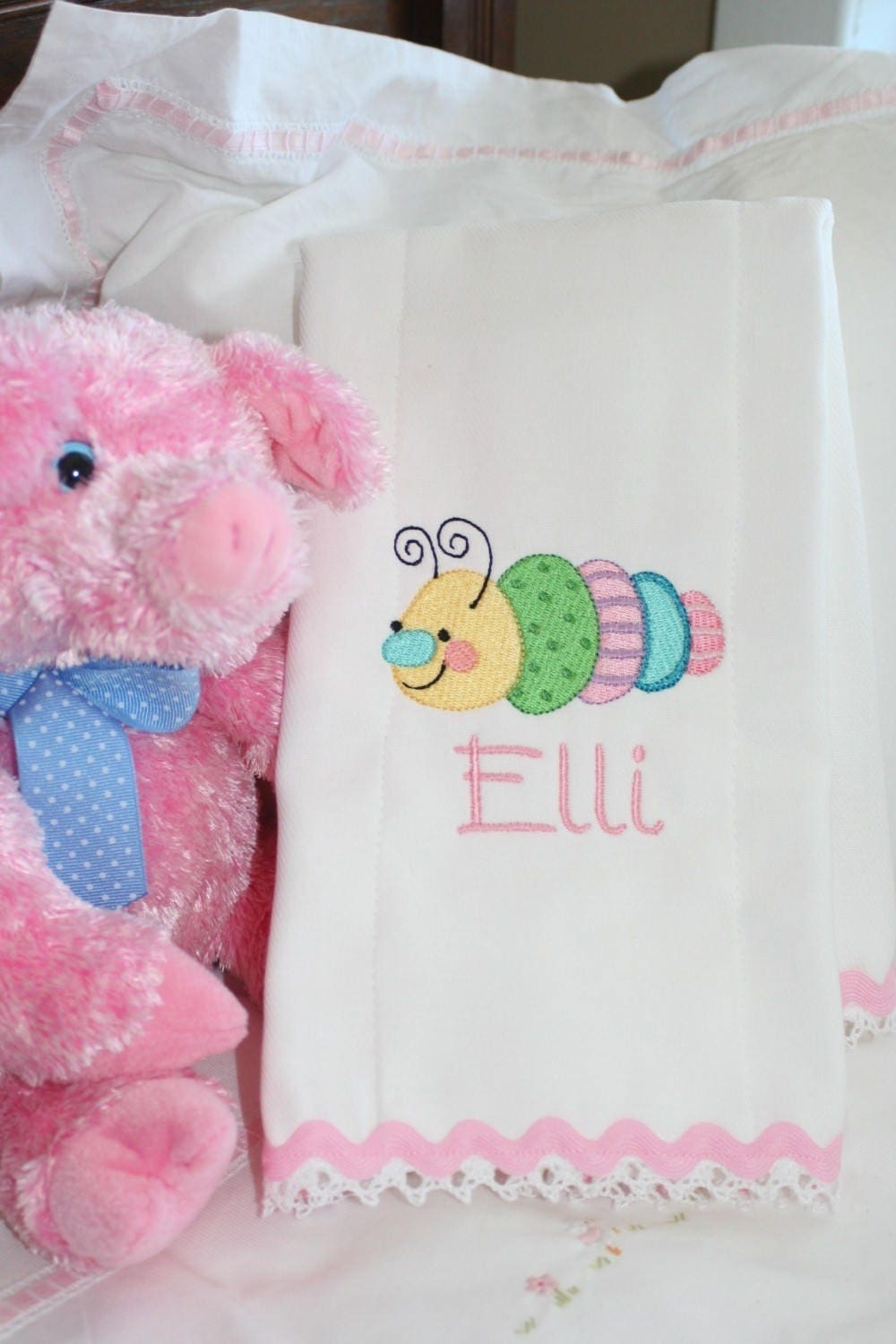 Raupe Spucktuch, Personalisiertes Besticktes Mädchen Baby Geschenk Raupe Spucktuch, Personalisiertes Besticktes Mädchen Baby Geschenk von Etsy - kokadots