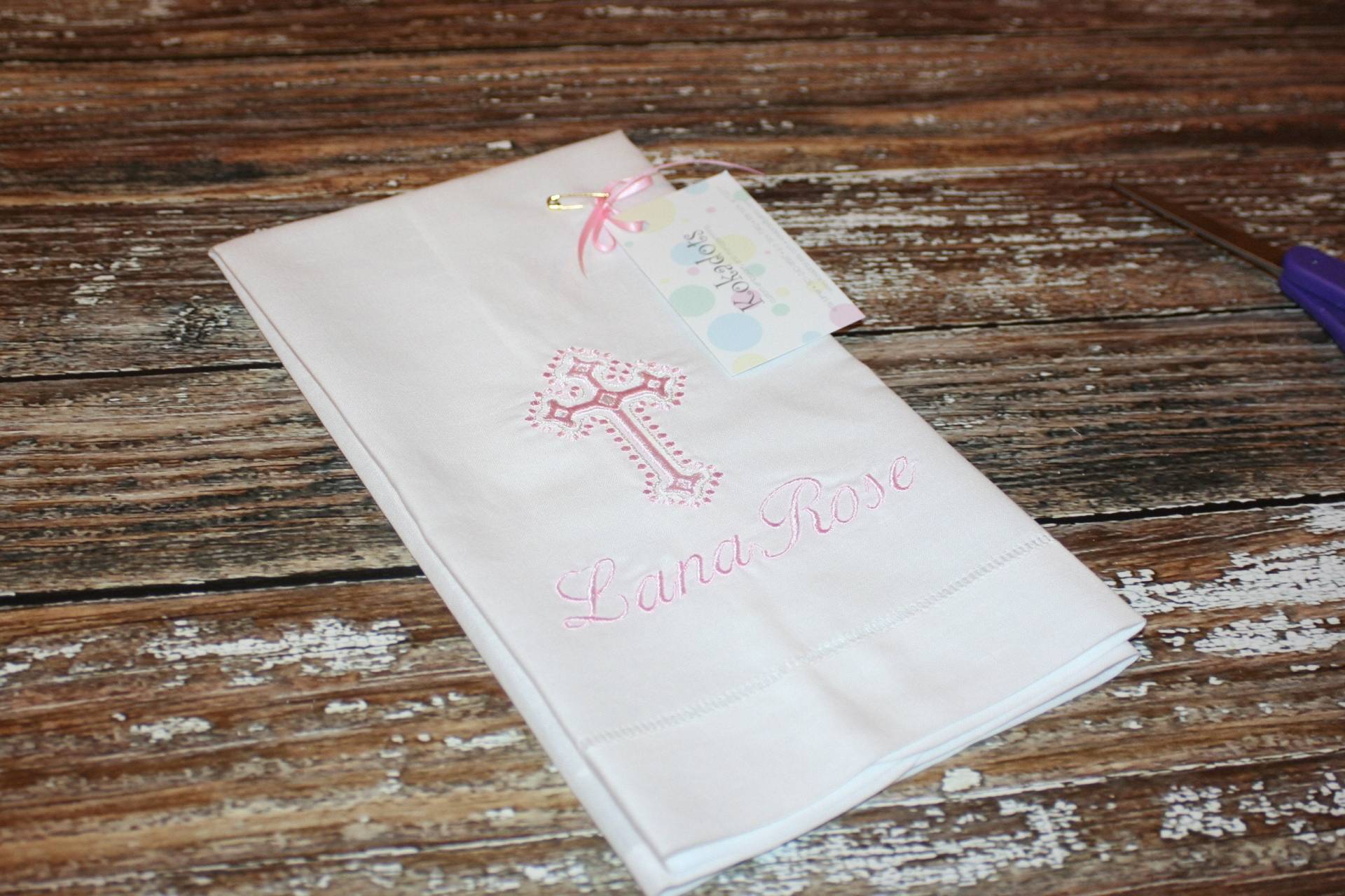 Taufe Leinen Hohlsaum Handtuch, Gesticktes Kreuz Personalisierte Leinentuch, Rosa Handtuch Taufe Leinen Hohlsaum Handtuch, Gesticktes Kreuz Personalisierte Leinentuch, Rosa Handtuch von Etsy - kokadots