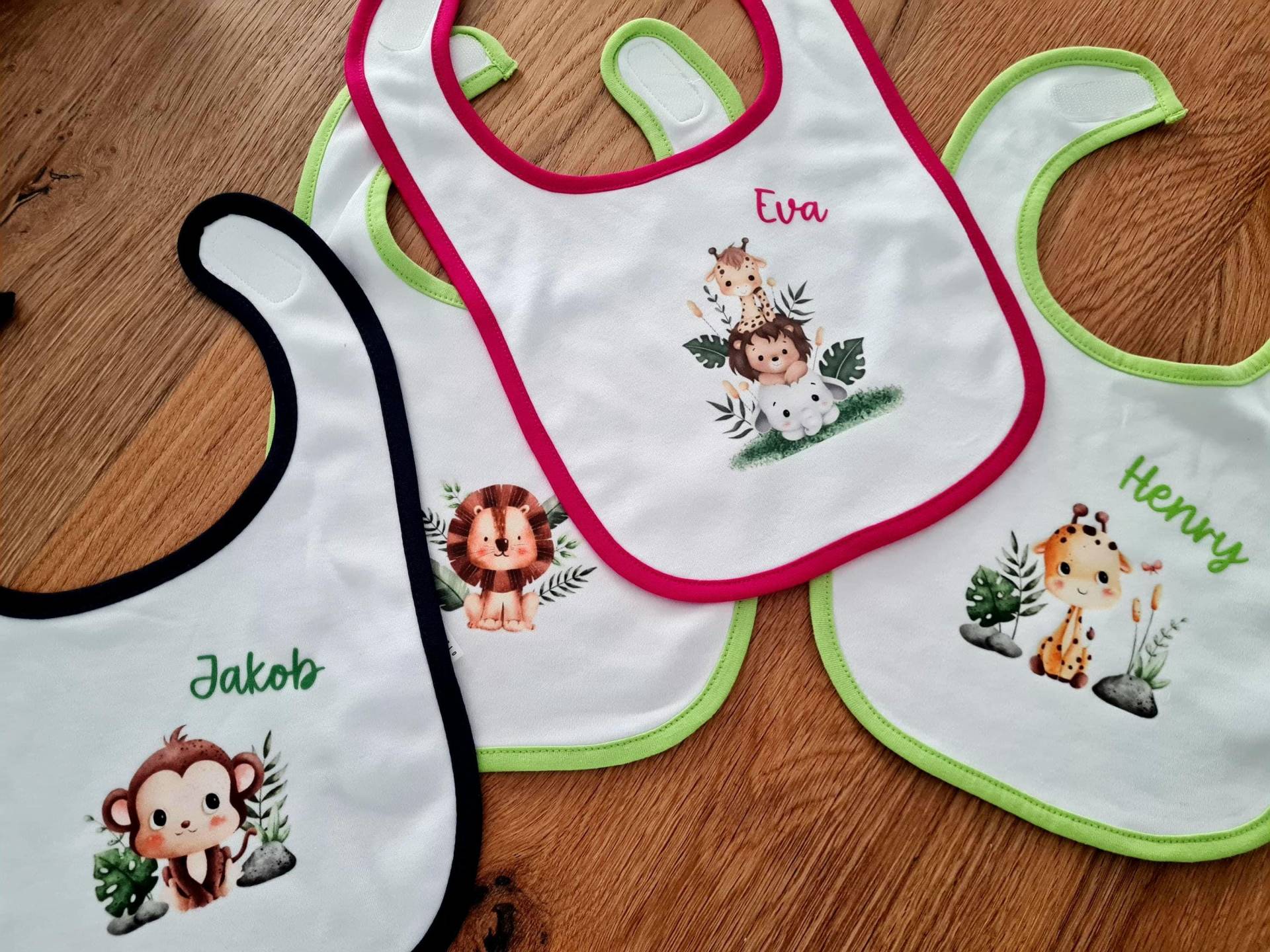 Baby-Lätzchen |Baby Geschenk| Bestickt Mit Namen | Personalisiert|Klettverschluss|Spucktuch| Bib von Etsy - kreativbystickdesign