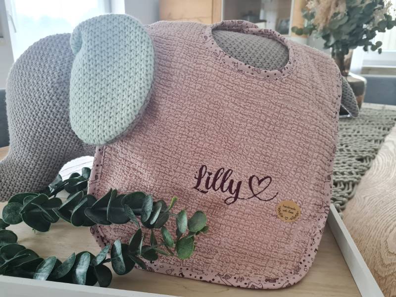 Lätzchen Personalisiert|Baby Geschenk/ Baby-Lätzchen| Bio-Baumwolle | Bestickt Baby Lätzchen| Druckknopflatz Spucktuch| 26cm40cm von Etsy - kreativbystickdesign